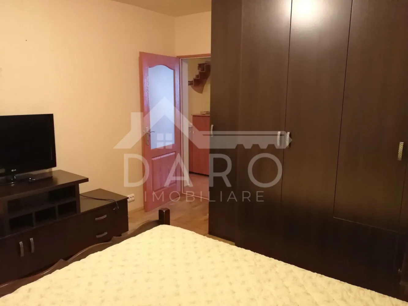 🏡 Apartament de închiriat – 2 camere | Bd. Pandurilor - 🏡 Apartament de închiriat – 2 camere | Bd. Pandurilor | Etaj 1 | 350 €/lună Se oferă spre închiriere apartament cu 2 camere, situat pe Bulevardul Pandurilor, lângă sala de sport 18 Gym și Școala Generală nr. 18, într-o zonă foarte bună, aproape de toate facilitățile. 💰 Chirie: 350 €/lună 🏢 Etaj: 1 din 4 ✔ apartament complet mobilat și utilat ✔ disponibil pentru mutare imediată Compartimentare: ✔ living ✔ dormitor ✔ bucătărie ✔ baie ✔ spații suficiente de depozitare în dulapuri Dotări și utilități: ✔ mobilier în stare foarte bună ✔ mașină de spălat ✔ TV ✔ aragaz ✔ apartament curat și bine întreținut Avantaje: 📍 Bulevardul Pandurilor – zonă foarte bună 📍 aproape de 18 Gym și Școala Generală nr. 18 📍 magazine și farmacii în apropiere 📍 parcuri și zone verzi în zonă 📍 acces rapid la mijloace de transport 💎 Ideal pentru cuplu sau persoane care își doresc confort și acces rapid către oraș. 🤝 Proprietate promovată prin DARO Imobiliare 📞 Detalii și vizionări: Coman Maria – DARO Imobiliare & Kiwi Finance 📱 0749 535 729 🔑 DARO Imobiliare – găsim proprietatea potrivită. }}