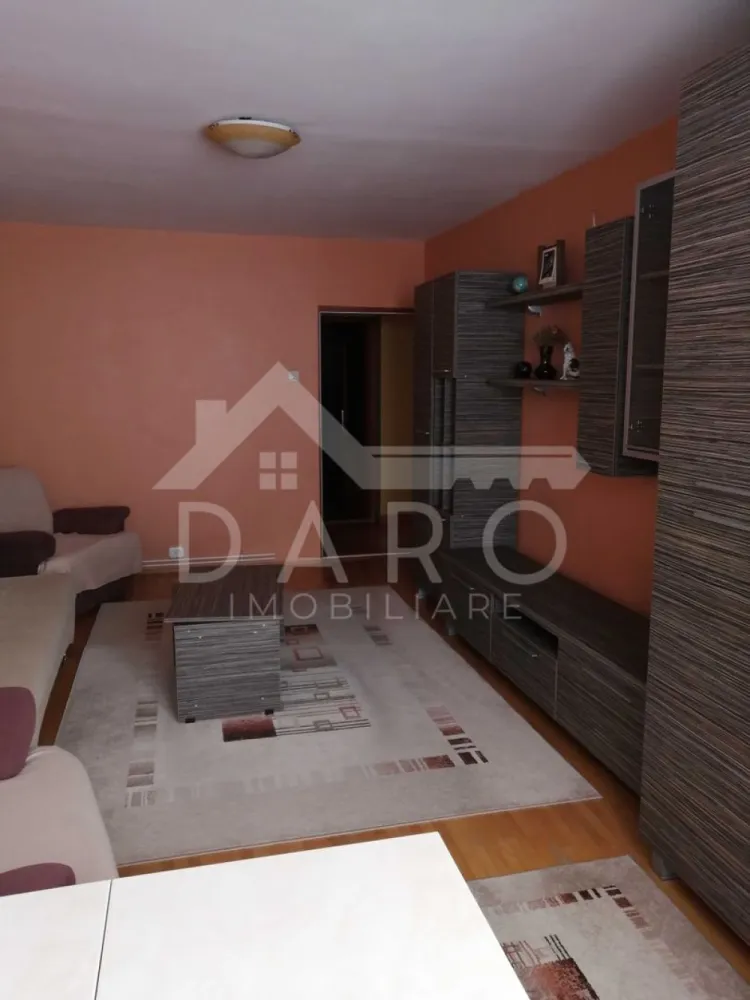 🏡 Apartament de închiriat – 2 camere | Bd. Pandurilor - 🏡 Apartament de închiriat – 2 camere | Bd. Pandurilor | Etaj 1 | 350 €/lună Se oferă spre închiriere apartament cu 2 camere, situat pe Bulevardul Pandurilor, lângă sala de sport 18 Gym și Școala Generală nr. 18, într-o zonă foarte bună, aproape de toate facilitățile. 💰 Chirie: 350 €/lună 🏢 Etaj: 1 din 4 ✔ apartament complet mobilat și utilat ✔ disponibil pentru mutare imediată Compartimentare: ✔ living ✔ dormitor ✔ bucătărie ✔ baie ✔ spații suficiente de depozitare în dulapuri Dotări și utilități: ✔ mobilier în stare foarte bună ✔ mașină de spălat ✔ TV ✔ aragaz ✔ apartament curat și bine întreținut Avantaje: 📍 Bulevardul Pandurilor – zonă foarte bună 📍 aproape de 18 Gym și Școala Generală nr. 18 📍 magazine și farmacii în apropiere 📍 parcuri și zone verzi în zonă 📍 acces rapid la mijloace de transport 💎 Ideal pentru cuplu sau persoane care își doresc confort și acces rapid către oraș. 🤝 Proprietate promovată prin DARO Imobiliare 📞 Detalii și vizionări: Coman Maria – DARO Imobiliare & Kiwi Finance 📱 0749 535 729 🔑 DARO Imobiliare – găsim proprietatea potrivită. }}