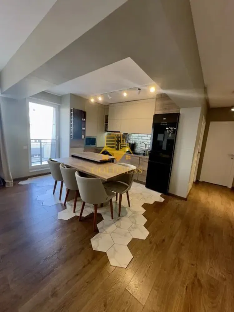 2 camere open space, Parcare, Modern, Iulius Mall, Fsega - GOLDNESS Imobiliare vă propune spre închiriere un apartament cu 3 camere complet mobilat și utilat, la etajul 10 într-un imobil de 15 etaje, în Cartierul Intre Lacuri. Dispune de parcare subterana inclusa in pret! Se află în apropierea stațiilor de transport în comun, magazine, restaurante, spații verzi, farmacii, etc. Apartamentul este compartimentat astfel: - dormitor cu pat matrimonial, dulap, noptiere, comoda tv - living cu bucatarie open space complet utilată și mobilată, canapea extensibilă, loc de servit masa - baie cu dus walk-in, dulap pentru depozitare. - terasa de 25 mp. Imobilul este dotat cu toate cele necesare- centrală proprie, frigider, aragaz, hotă, mașină de spălat haine, etc. Dacă sunteți interesați de acest apartament și doriți să îl vizionați, dar și pentru alte oferte nu ezitați să ne contactați telefonic sau prin e-mail. Vă stăm la dispoziție! Pentru intermediere se percepe un comision de 50% din prețul chiriei! }}