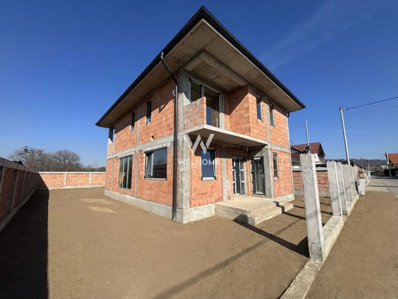 Casa individuala cu Dormitor la PARTER in Cristian-Sibiu - Locuinta individuală P+E , ideală pentru o familie – teren 530 mp Vă prezentăm o casă individuală spațioasă și bine compartimentată, situată pe un teren generos de 530 mp, cu o suprafață utilă de 145 mp, proiectată pentru confort, lumină naturală și funcționalitate, fiind pozitionata pe soare. LA PARTE: -Regasesti un living generos de unde se face accesul către terasă, care oferă deschidere către curtea din spate, un loc ideal pentru relaxare, grătar sau timp petrecut în aer liber. -Bucătărie separată, -Dormitor/ birou -Baie și spațiu tehnic. LA ETAJ: Se află 3 dormitoare bine proporționate. -Dormitorul matrimonial beneficiază de baie proprie și dressing, oferind intimitate și confort. -Pe hol se află o baie mare, destinată celorlalte dormitoare. -Două dintre camere au acces la o terasă mare comună, iar al treilea dormitor dispune de balcon propriu, oferind spațiu suplimentar pentru relaxare. Beneficiezi de un POD care este pretabil pentru depozitare, beneficiaza de placa de beton peste etaj. Filigorie de lemn in spatele casei LA INTERIOR se preda la cheie, gard, poarta, carport si curtea nivelata. Cu pavaj acces auto si pietonal. LA INTERIOR: casa se preda la alb, pregatita pentru a-ti pune finisajele. Cu incalzire in pardoseala atat la parter cat si la etaj. Se afla pe o strada asfaltata, intr-o zona cu case finalizate pe un teren cu o deschidere de 16 mp Proprietatea combină perfect spațiile interioare bine gândite cu curtea generoasă, fiind alegerea ideală pentru cei care își doresc liniște, intimitate și confort într-o locuință modernă. PRET: 305.000 EURO 📞 Pentru mai multe detalii sau programarea unei vizionări, contactati-ma. 0740029352- Ioana Larisa }}