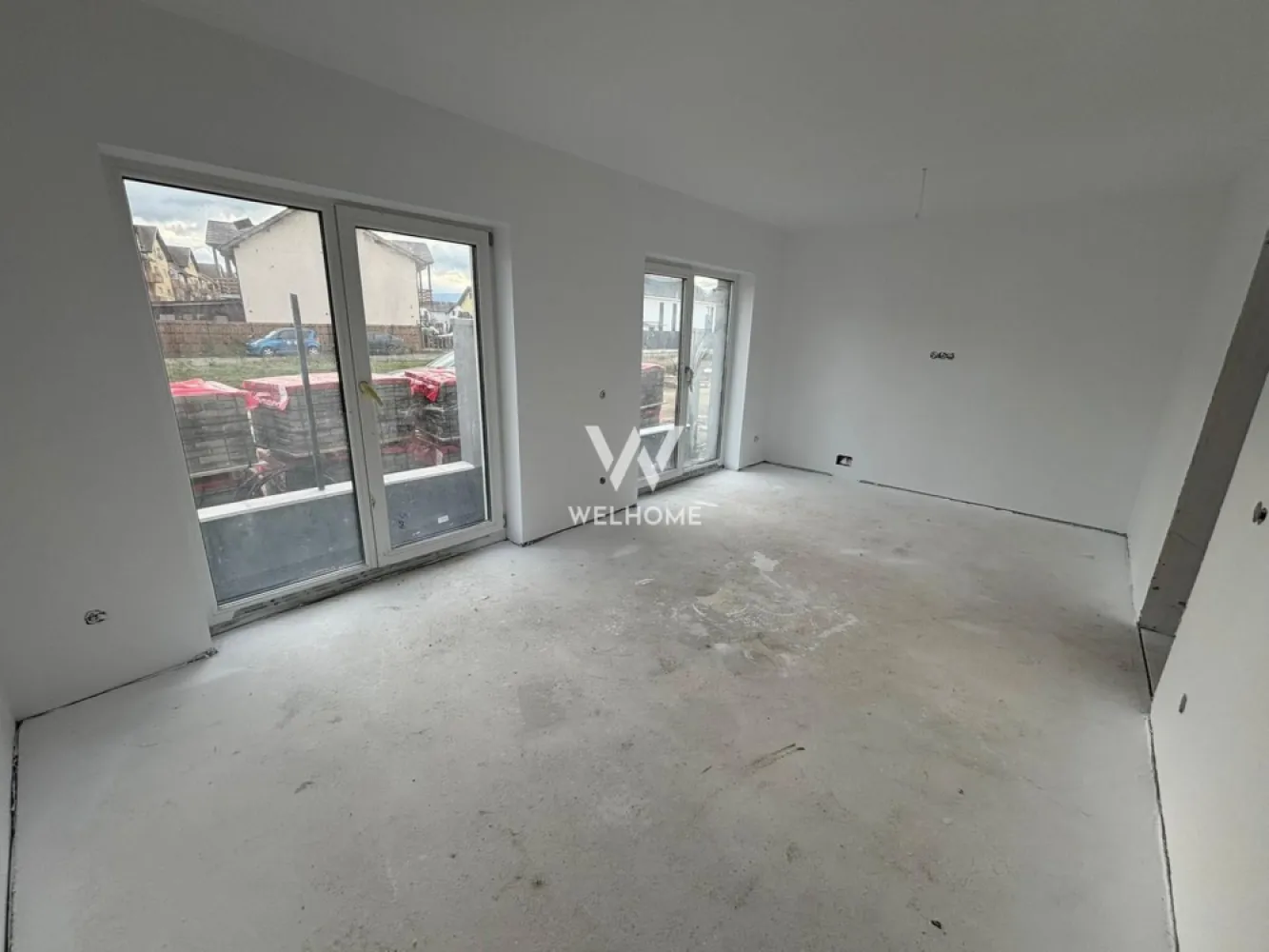 Casa MODERNA 4 camere in Selimbar Triajului - Casa 4 camere TEREN 220 mp str. Triajului, Selimbar - Suprafata utila: 92 mp utili + balcon - Suprafata teren: 220 mp - Curte libera: 160 mp Compartimentata astfel: Parter: living , bucatarie separata si baie cu geam Etaj: 3 dormitoare, baie cu geam si balcon - INTERIOR - LA ALB: centrala + incalzire in pardoseala pe toate nivele, usa la intrare, geamuri termopan, glet si lavabila pe pereti, sapa, toate instalatiile termice, electrice, sanitare pe pozitie. - EXTERIOR - LA CHEIE: complet amenajat, fatada, pavaj premium, gard, poarta pregatita pentru automatizare, gazon, terasa Situată într-o zonă bună cu acces facil la magazine, scoala, shopping city etc. Acces auto in curte unde se pot parca 2 masini. Se accepta plata cash sau prin credit ipotecar. PRET: 219.280 Euro TVA inclus Telefon: 0747.639.802 }}