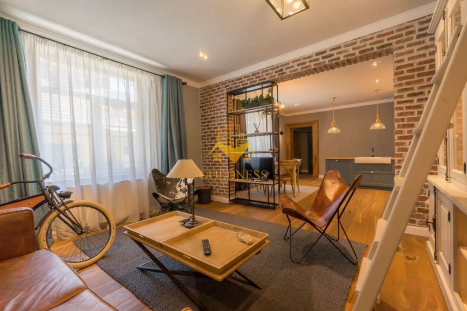 2 camere mobilat lux zona centrala, Horea, Facultatea de Litere - GOLDNESS Imobiliare vă propune spre închiriere un apartament cu 2 camere, complet mobilat și utilat, la parter într-un imobil de 7 etaje, în zona centrala. Parcare stradala, pe baza abonament lunar sau parcare privata cu plata in imediata vecinatate. Apartamentul este compartimentat astfel: - dormitor cu pat matrimonial, dressing, noptiere - living cu bucatarie open-space, canapea extensibla, loc de servit masa - baie cu vană, calorifer port prosop inox și dulap pentru depozitare. - bucătăria complet utilată. Imobilul este dotat cu toate cele necesare- centrală proprie, mașină de spălat haine, frigider, plită electrică, hotă, TV, etc. Se află în apropierea stațiilor de transport în comun, magazine, restaurante, spații verzi, farmacii, etc. Posibilitate de parcare in fat blocului ! Dacă sunteți interesați de acest apartament și doriți să îl vizionați, dar și pentru alte oferte sau detalii nu ezitați să ne contactați telefonic sau prin e-mail - goldnessimobiliare@gmail.com. Vă stăm la dispoziție! }}