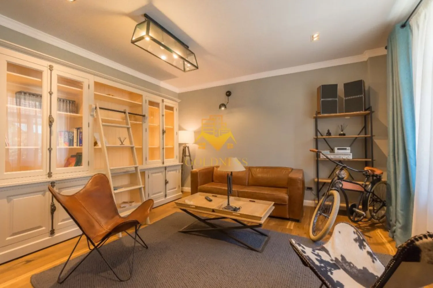 2 camere mobilat lux zona centrala, Horea, Facultatea de Litere - GOLDNESS Imobiliare vă propune spre închiriere un apartament cu 2 camere, complet mobilat și utilat, la parter într-un imobil de 7 etaje, în zona centrala. Parcare stradala, pe baza abonament lunar sau parcare privata cu plata in imediata vecinatate. Apartamentul este compartimentat astfel: - dormitor cu pat matrimonial, dressing, noptiere - living cu bucatarie open-space, canapea extensibla, loc de servit masa - baie cu vană, calorifer port prosop inox și dulap pentru depozitare. - bucătăria complet utilată. Imobilul este dotat cu toate cele necesare- centrală proprie, mașină de spălat haine, frigider, plită electrică, hotă, TV, etc. Se află în apropierea stațiilor de transport în comun, magazine, restaurante, spații verzi, farmacii, etc. Posibilitate de parcare in fat blocului ! Dacă sunteți interesați de acest apartament și doriți să îl vizionați, dar și pentru alte oferte sau detalii nu ezitați să ne contactați telefonic sau prin e-mail - goldnessimobiliare@gmail.com. Vă stăm la dispoziție! }}