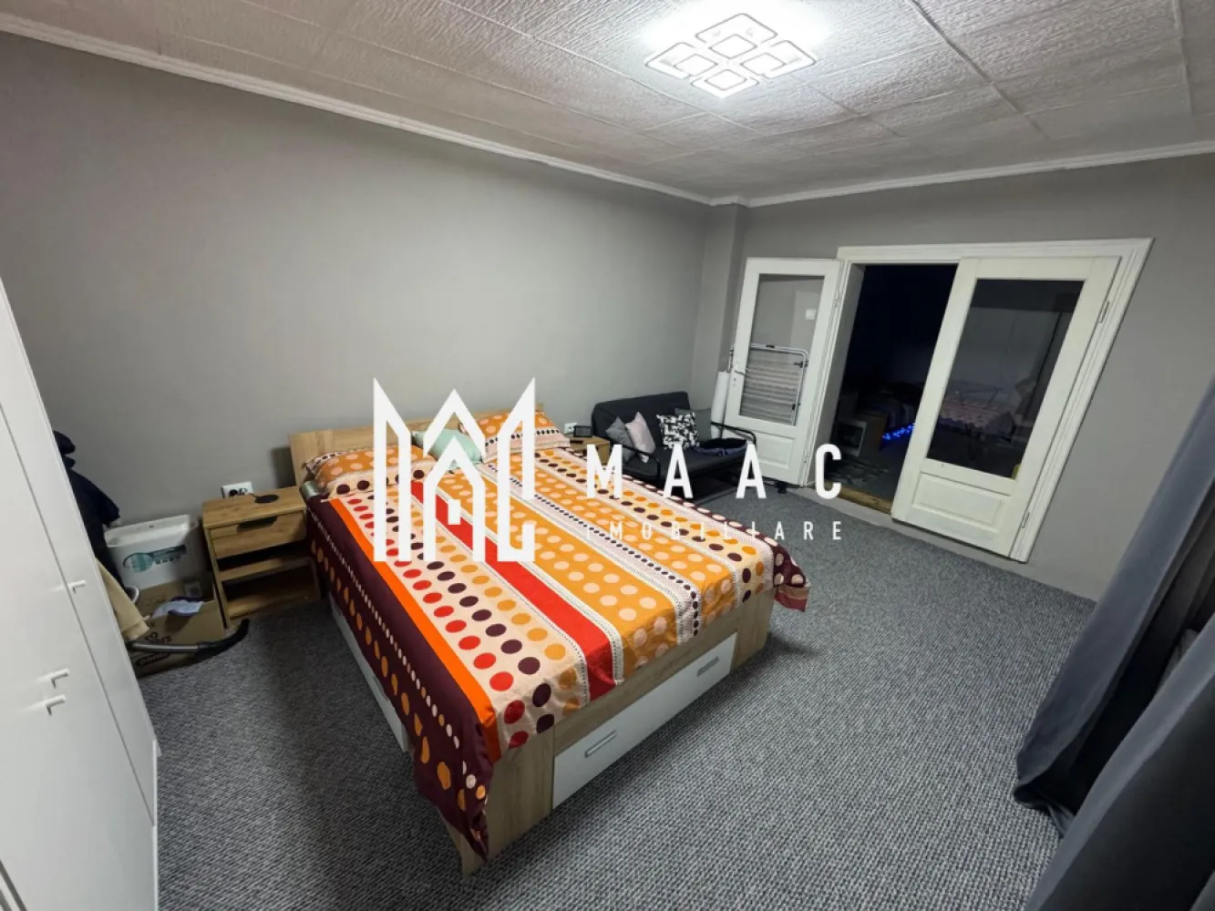 Casă 3 Camere | 560 mp curte | Gura Râului - Maac Imobiliare prezintă o casă semidecomandată situată în localitatea Gura Râului, cu acces facil direct din strada principală, ideală pentru o familie care caută liniște, funcționalitate și spațiu generos. Detalii proprietate: Suprafață utilă: 80 mp Teren: 560 mp curte, perfect pentru relaxare, grădinărit sau diverse activități în aer liber. Compartimentare practică: Bucătărie funcțională Debara pentru depozitare Living luminos și primitor 2 dormitoare confortabile 1 baie modernă Spații suplimentare: Pivniță generoasă Anexe pentru depozitare sau alte utilizări O casă veche cu 2 camere situată pe teren (neutilizabilă pentru locuit). Dotări și beneficii: Izolație termică completă și geamuri termopan, asigurând un mediu confortabil și eficiență energetică pe tot parcursul anului. Încălzire centrală pe lemne cu calorifere, ideală pentru sezonul rece. Acces auto direct din strada principală pentru un plus de confort și intimitate. Mobilată și utilată, inclusiv: Mașină de spălat haine Alte dotări esențiale (cu excepția electrocasnicelor mici). Această proprietate oferă un echilibru perfect între spațiu funcțional, confort și o curte generoasă, fiind alegerea ideală pentru cei care își doresc o casă primitoare într-o zonă liniștită. Pentru mai multe detalii sau pentru a programa o vizionare, nu ezitați să ne contactați! ID- CP2835272 }}