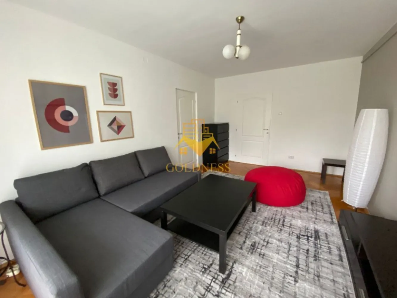 2 camere decomandate, Parcare, Iulius Mall, Gheorgheni, FSEGA, Unirii - GOLDNESS Imobiliare vă propune spre închiriere un apartament cu 2 camere decomandate, complet mobilat și utilat, la etajul 4 într-un imobil de 4 etaje, în Cartierul Gheorgheni, Str. Unirii, in apropiere de Iulius Mall, LIDL, Auchan, Fsega. Dispune de loc de parcare exterior! Se află în apropierea stațiilor de transport în comun, magazine, restaurante, spații verzi, farmacii, etc. Apartamentul este compartimentat astfel: - dormitor cu pat matrimonial, dressing, noptiere - dormitor cu o canapea extensibila, spatii de depozitare - bucatarie utilată și mobilată,, loc de servit masa - baie cu cada, calorifer port prosop și dulap pentru depozitare. - balcon de 6mp. Imobilul este dotat cu toate cele necesare- centrală proprie, frigider, aragaz, hotă, mașină de spălat haine, etc. Dacă sunteți interesați de acest apartament și doriți să îl vizionați, dar și pentru alte oferte nu ezitați să ne contactați telefonic sau prin e-mail. Vă stăm la dispoziție! Pentru intermediere se percepe un comision de 50% din prețul chiriei! }}