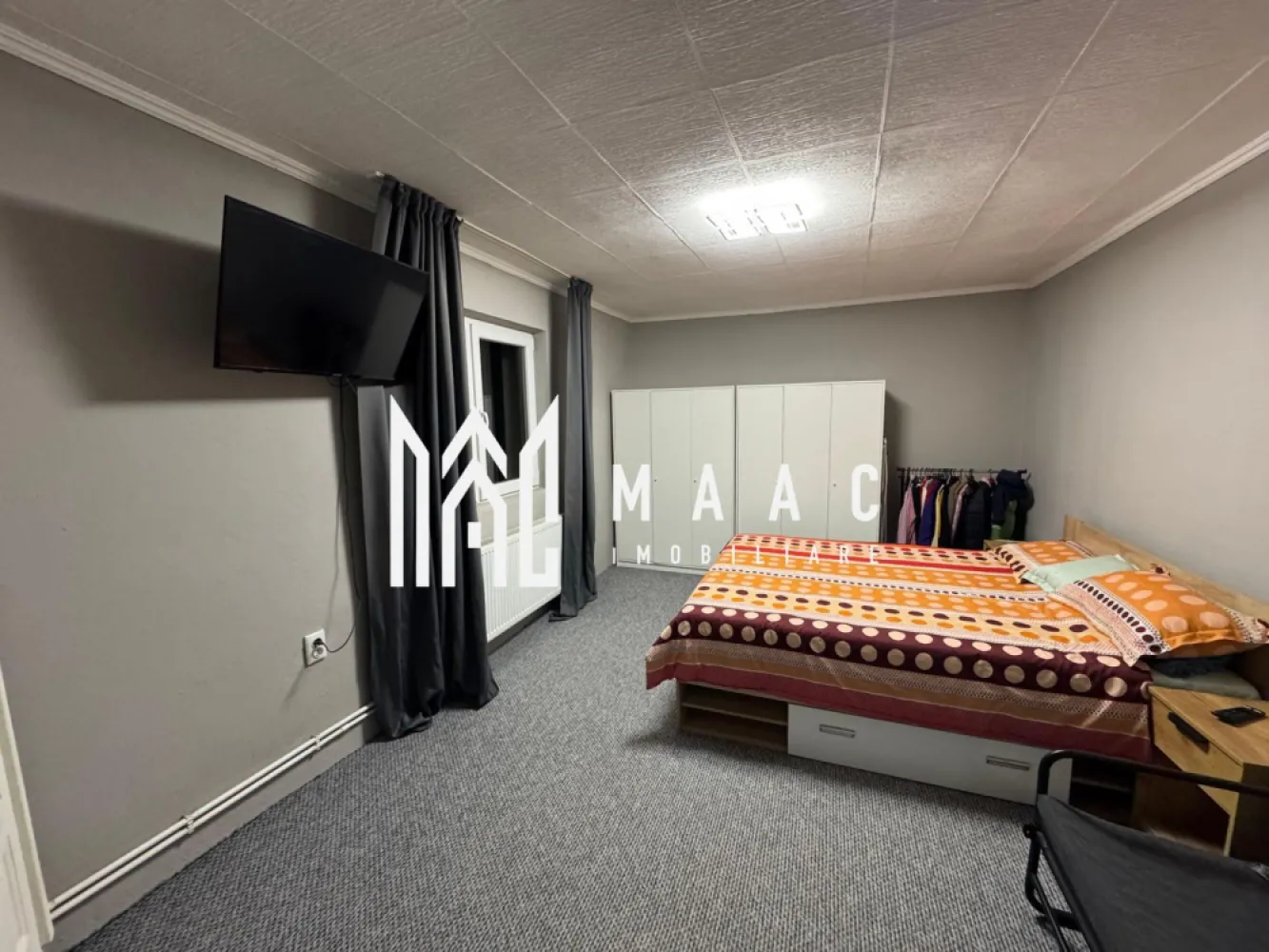 Casă 3 Camere | 560 mp curte | Gura Râului - Maac Imobiliare prezintă o casă semidecomandată situată în localitatea Gura Râului, cu acces facil direct din strada principală, ideală pentru o familie care caută liniște, funcționalitate și spațiu generos. Detalii proprietate: Suprafață utilă: 80 mp Teren: 560 mp curte, perfect pentru relaxare, grădinărit sau diverse activități în aer liber. Compartimentare practică: Bucătărie funcțională Debara pentru depozitare Living luminos și primitor 2 dormitoare confortabile 1 baie modernă Spații suplimentare: Pivniță generoasă Anexe pentru depozitare sau alte utilizări O casă veche cu 2 camere situată pe teren (neutilizabilă pentru locuit). Dotări și beneficii: Izolație termică completă și geamuri termopan, asigurând un mediu confortabil și eficiență energetică pe tot parcursul anului. Încălzire centrală pe lemne cu calorifere, ideală pentru sezonul rece. Acces auto direct din strada principală pentru un plus de confort și intimitate. Mobilată și utilată, inclusiv: Mașină de spălat haine Alte dotări esențiale (cu excepția electrocasnicelor mici). Această proprietate oferă un echilibru perfect între spațiu funcțional, confort și o curte generoasă, fiind alegerea ideală pentru cei care își doresc o casă primitoare într-o zonă liniștită. Pentru mai multe detalii sau pentru a programa o vizionare, nu ezitați să ne contactați! ID- CP2835272 }}