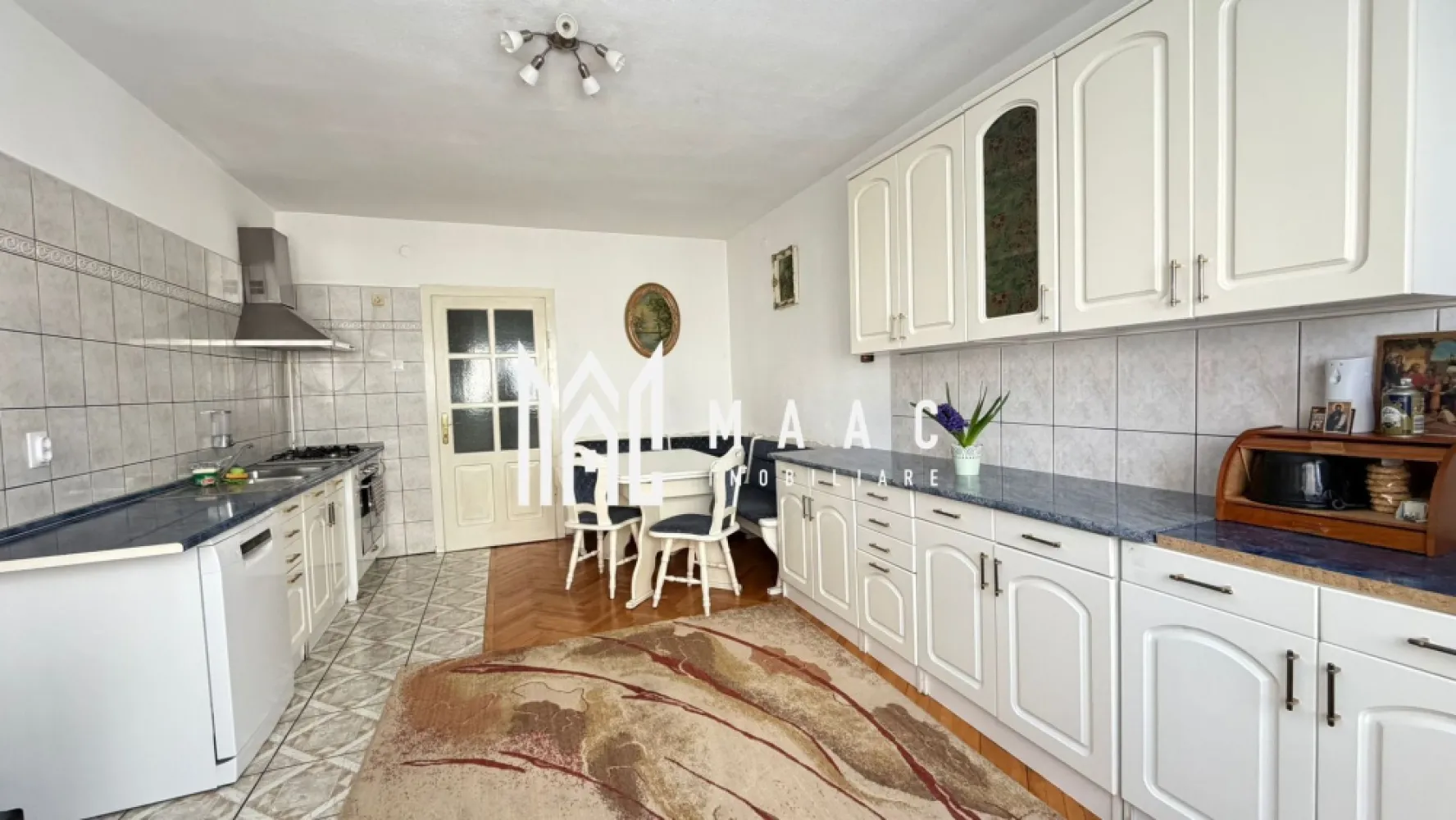 Apartament spațios la casă de închiriat I 110 mp + terasă 60 mp I Ștrand 2 - MAAC Imobiliare va propune spre inchiriere un un apartament generos situat la casă, în cartierul Ștrand 2 din Sibiu, într-o zonă liniștită de case. Proprietatea beneficiază de o locație foarte bună, fiind aproape de farmacii, magazine, parcuri și având stație de autobuz pe stradă. Apartamentul are o suprafață totală de aproximativ 110 mp și este dispus pe parter și etaj, oferind spațiu și confort. Compartimentare: Parter: hol de intrare baie cu duș Etaj: 2 camere luminoase, fiecare cu balcon propriu ambele camere au acces la o terasă mare de aproximativ 60 mp bucătărie cu balcon cămară baie cu cadă Alte detalii: curte comună utilități separate zonă liniștită de case Preț: 700 € / lună Fara animale de companie. Condiții de închiriere: Se percepe o garanție în cuantumul unei chirii lunare, apartamentul se închiriază pe o perioadă minimă de 1 an. Pentru mai multe detalii și programarea unei vizionări, vă invităm să contactați Maac Imobiliare, specificând ID: CP2965402. }}