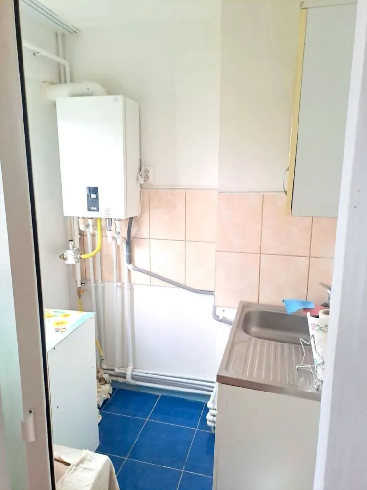 De inchiriat - garsoniera Micro 38, N-uri, 220 euro - Mag Invest va propune spre inchiriere un apartament cu 1 camera, situat in cartierul Micro 38, la etajul 3, ideal pentru o persoana sau un cuplu. Locuinta are o suprafata de aproximativ 20 mp si este compartimentata in hol, baie, camera si bucatarie. Apartamentul se inchiriaza mobilat si utilat, fiind dotat cu: centrala termica proprie frigider aragaz masina de spalat Este o locuinta practica, potrivita pentru persoanele care isi doresc un spatiu compact, cu toate facilitatile necesare. Pret chirie: 1100 lei/luna Se solicita garantie la semnarea contractului. Conditii de inchiriere: perioada contractuala minima: 6 luni nu se accepta animale de companie de preferat chiriasi nefumatori La semnarea contractului se percepe comision de intermediere. Pentru detalii si programari la vizionare: Liliana Ene – Mag Invest Telefon: 0746.252.252 }}