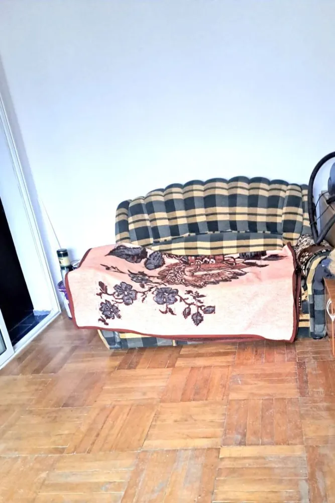 De inchiriat - garsoniera Micro 38, N-uri, 220 euro - Mag Invest va propune spre inchiriere un apartament cu 1 camera, situat in cartierul Micro 38, la etajul 3, ideal pentru o persoana sau un cuplu. Locuinta are o suprafata de aproximativ 20 mp si este compartimentata in hol, baie, camera si bucatarie. Apartamentul se inchiriaza mobilat si utilat, fiind dotat cu: centrala termica proprie frigider aragaz masina de spalat Este o locuinta practica, potrivita pentru persoanele care isi doresc un spatiu compact, cu toate facilitatile necesare. Pret chirie: 1100 lei/luna Se solicita garantie la semnarea contractului. Conditii de inchiriere: perioada contractuala minima: 6 luni nu se accepta animale de companie de preferat chiriasi nefumatori La semnarea contractului se percepe comision de intermediere. Pentru detalii si programari la vizionare: Liliana Ene – Mag Invest Telefon: 0746.252.252 }}