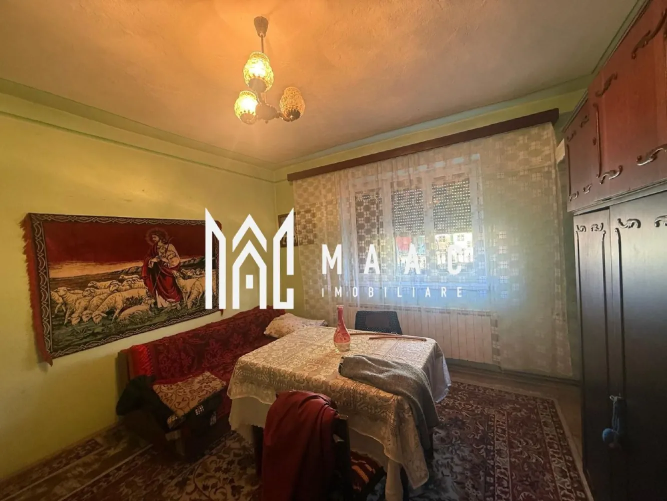 Casa 5 Camere I 127 MPU I 128 Curte | Pivnita | Terezian - MAAC Imobiliare va propune spre vanzare o casă tip duplex situată la stradă, cu o suprafață utilă de 127 mp și teren de 128 mp. Proprietatea este împărțită în două apartamente, accesul către acestea realizându-se prin curtea comună. Curtea permite accesul auto pentru parcare, iar terenul aferent proprietății este delimitat. Imobilul este dispus pe două niveluri și are în total 5 camere. Primul apartament este compus din 2 camere, bucătărie. Cel de-al doilea apartament dispune de 3 camere, bucătărie și baie, oferind o compartimentare practică pentru locuire. Casa beneficiază de încălzire prin centrală termică cu calorifere, iar suplimentar sunt păstrate și sobe de teracotă funcționale. Proprietatea dispune și de pivniță uscată, precum și de o cămară utilă pentru depozitare. În curtea comună mai locuiește o singură familie, ceea ce oferă un grad bun de liniște și intimitate. Interiorul casei necesită renovare, oferind însă posibilitatea viitorilor proprietari de a amenaja locuința după propriul gust. Proprietatea este potrivită atât pentru locuit, cât și pentru investiție. O proprietate practică, primitoare și pregătită să devină „acasă”. Pentru mai multe detalii si programarea unei vizionari va rugam sa specificati ID: CP2964935. }}