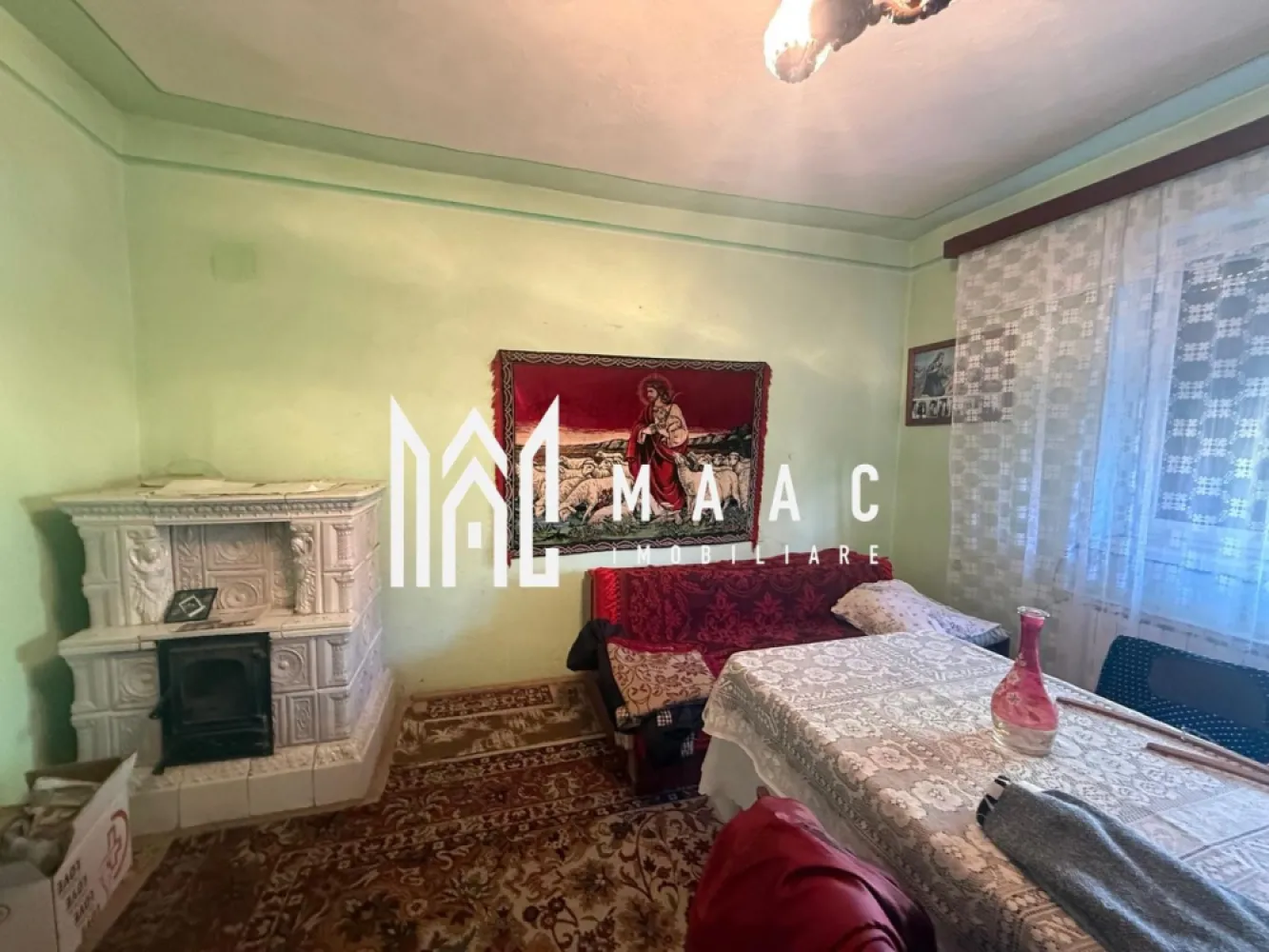 Casa 5 Camere I 127 MPU I 128 Curte | Pivnita | Terezian - MAAC Imobiliare va propune spre vanzare o casă tip duplex situată la stradă, cu o suprafață utilă de 127 mp și teren de 128 mp. Proprietatea este împărțită în două apartamente, accesul către acestea realizându-se prin curtea comună. Curtea permite accesul auto pentru parcare, iar terenul aferent proprietății este delimitat. Imobilul este dispus pe două niveluri și are în total 5 camere. Primul apartament este compus din 2 camere, bucătărie. Cel de-al doilea apartament dispune de 3 camere, bucătărie și baie, oferind o compartimentare practică pentru locuire. Casa beneficiază de încălzire prin centrală termică cu calorifere, iar suplimentar sunt păstrate și sobe de teracotă funcționale. Proprietatea dispune și de pivniță uscată, precum și de o cămară utilă pentru depozitare. În curtea comună mai locuiește o singură familie, ceea ce oferă un grad bun de liniște și intimitate. Interiorul casei necesită renovare, oferind însă posibilitatea viitorilor proprietari de a amenaja locuința după propriul gust. Proprietatea este potrivită atât pentru locuit, cât și pentru investiție. O proprietate practică, primitoare și pregătită să devină „acasă”. Pentru mai multe detalii si programarea unei vizionari va rugam sa specificati ID: CP2964935. }}