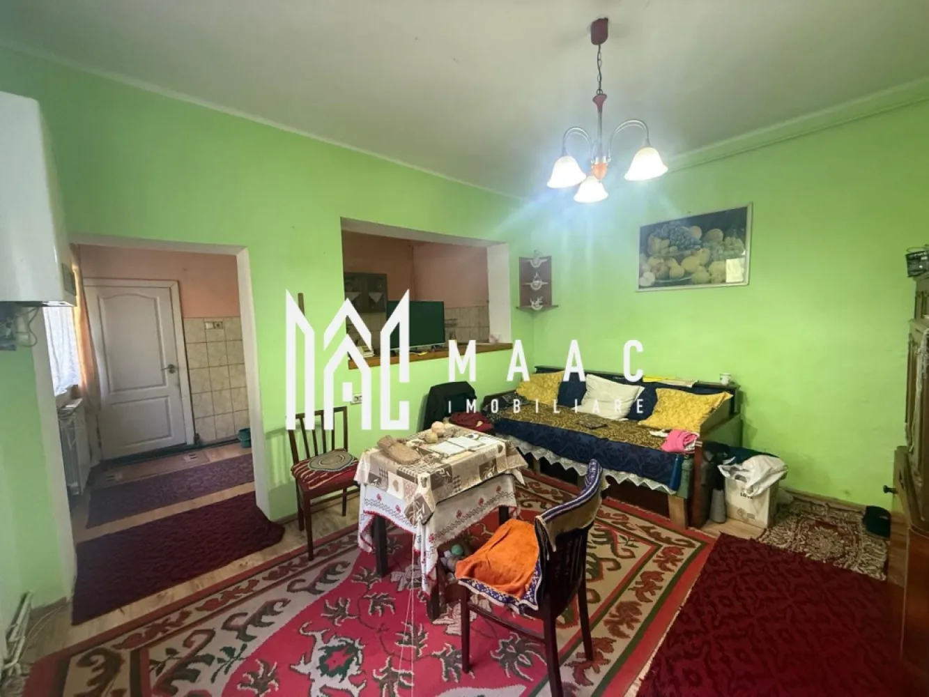 Casa 5 Camere I 127 MPU I 128 Curte | Pivnita | Terezian - MAAC Imobiliare va propune spre vanzare o casă tip duplex situată la stradă, cu o suprafață utilă de 127 mp și teren de 128 mp. Proprietatea este împărțită în două apartamente, accesul către acestea realizându-se prin curtea comună. Curtea permite accesul auto pentru parcare, iar terenul aferent proprietății este delimitat. Imobilul este dispus pe două niveluri și are în total 5 camere. Primul apartament este compus din 2 camere, bucătărie. Cel de-al doilea apartament dispune de 3 camere, bucătărie și baie, oferind o compartimentare practică pentru locuire. Casa beneficiază de încălzire prin centrală termică cu calorifere, iar suplimentar sunt păstrate și sobe de teracotă funcționale. Proprietatea dispune și de pivniță uscată, precum și de o cămară utilă pentru depozitare. În curtea comună mai locuiește o singură familie, ceea ce oferă un grad bun de liniște și intimitate. Interiorul casei necesită renovare, oferind însă posibilitatea viitorilor proprietari de a amenaja locuința după propriul gust. Proprietatea este potrivită atât pentru locuit, cât și pentru investiție. O proprietate practică, primitoare și pregătită să devină „acasă”. Pentru mai multe detalii si programarea unei vizionari va rugam sa specificati ID: CP2964935. }}