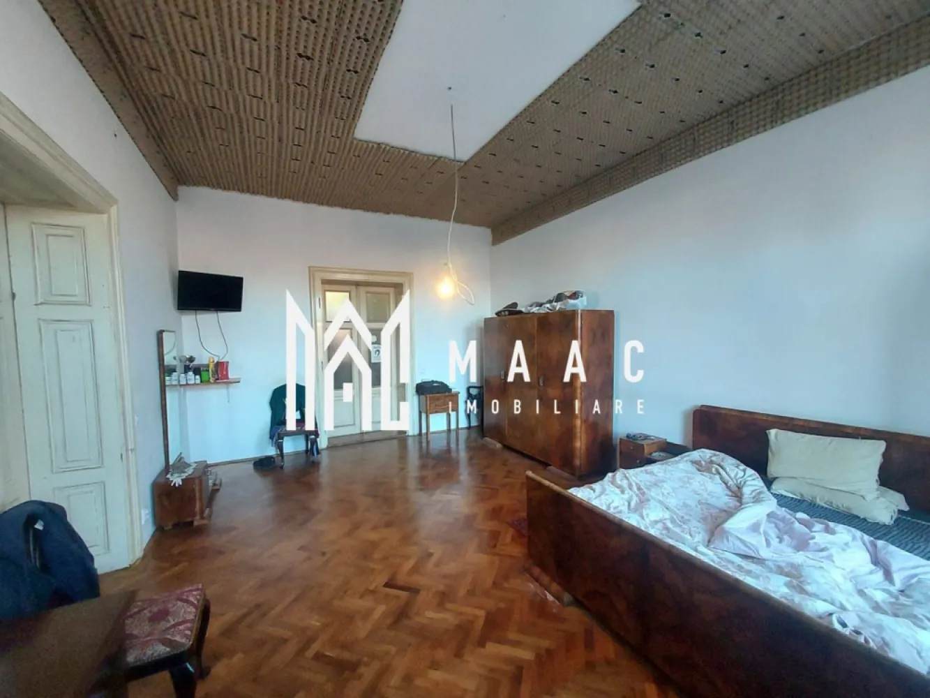 Apartament la Vila | 3 Camere | 150MPU | Parcare privata - MAAC Imobiliare vă propune spre vânzare un apartament spațios situat într-o casă,in zona de Piata Habermann , central , o proprietate rară prin dimensiuni, arhitectură și potențialul pe care îl oferă. Apartamentul este amplasat la etajul unei case solide din cărămidă, având o suprafață totală de aproximativ 150 mp, cu încăperi foarte generoase și tavane înalte de 3,65 m, caracteristice construcțiilor de calitate. Pereții interiori au o grosime de aproximativ 60 cm, oferind izolație fonică și termică excelentă. Compartimentare 3 camere foarte spațioase (29 mp, 35 mp și 29 mp) Bucătărie generoasă – 23 mp 2 băi – fiecare de aproximativ 8 mp Hol – 8 mp Terasă – 13 mp Spații și beneficii suplimentare Garaj propriu de 20 mp Intrare separată cu poartă proprie, independentă față de ceilalți vecini Pivniță compusă din două boxe (19 mp și 14 mp) plus spațiu suplimentar Pod generos cu suprafață de aproximativ 210 mp (amprenta casei), la care se aplică cota parte aferentă proprietății Curte și teren Imobilul este amplasat pe un teren total de 1.327 mp, iar apartamentul beneficiază de o cotă parte de 5/14 din proprietate, aplicabilă la curte, pod și pivniță. Caracteristici ale construcției Construcție integrală din cărămidă Tavane înalte – 3,65 m Uși interioare din lemn masiv, duble, cu înălțime de aproximativ 2,40 m Spații mari, luminoase și bine proporționate Această proprietate se remarcă prin dimensiuni rare pentru un apartament la casă, arhitectură solidă și multiple posibilități de valorificare: locuință de familie, sediu reprezentativ sau investiție imobiliară. Instalatia electrica, sanitara , gaz schimbate in urma cu 6 ani . Pentru a înțelege cu adevărat potențialul acestei proprietăți, vă invităm la o vizionare la fața locului, unde pot fi analizate planurile, documentația cadastrală și toate detaliile relevante. Pentru mai multe informații și programarea unei vizionări, vă rugăm să ne contactați menționând ID: CP2962089 }}