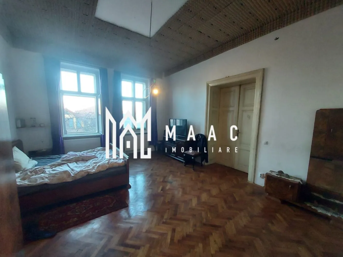 Apartament la Vila | 3 Camere | 150MPU | Parcare privata - MAAC Imobiliare vă propune spre vânzare un apartament spațios situat într-o casă,in zona de Piata Habermann , central , o proprietate rară prin dimensiuni, arhitectură și potențialul pe care îl oferă. Apartamentul este amplasat la etajul unei case solide din cărămidă, având o suprafață totală de aproximativ 150 mp, cu încăperi foarte generoase și tavane înalte de 3,65 m, caracteristice construcțiilor de calitate. Pereții interiori au o grosime de aproximativ 60 cm, oferind izolație fonică și termică excelentă. Compartimentare 3 camere foarte spațioase (29 mp, 35 mp și 29 mp) Bucătărie generoasă – 23 mp 2 băi – fiecare de aproximativ 8 mp Hol – 8 mp Terasă – 13 mp Spații și beneficii suplimentare Garaj propriu de 20 mp Intrare separată cu poartă proprie, independentă față de ceilalți vecini Pivniță compusă din două boxe (19 mp și 14 mp) plus spațiu suplimentar Pod generos cu suprafață de aproximativ 210 mp (amprenta casei), la care se aplică cota parte aferentă proprietății Curte și teren Imobilul este amplasat pe un teren total de 1.327 mp, iar apartamentul beneficiază de o cotă parte de 5/14 din proprietate, aplicabilă la curte, pod și pivniță. Caracteristici ale construcției Construcție integrală din cărămidă Tavane înalte – 3,65 m Uși interioare din lemn masiv, duble, cu înălțime de aproximativ 2,40 m Spații mari, luminoase și bine proporționate Această proprietate se remarcă prin dimensiuni rare pentru un apartament la casă, arhitectură solidă și multiple posibilități de valorificare: locuință de familie, sediu reprezentativ sau investiție imobiliară. Instalatia electrica, sanitara , gaz schimbate in urma cu 6 ani . Pentru a înțelege cu adevărat potențialul acestei proprietăți, vă invităm la o vizionare la fața locului, unde pot fi analizate planurile, documentația cadastrală și toate detaliile relevante. Pentru mai multe informații și programarea unei vizionări, vă rugăm să ne contactați menționând ID: CP2962089 }}