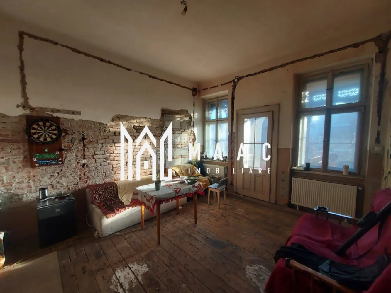 Apartament la Vila | 3 Camere | 150MPU | Parcare privata - MAAC Imobiliare vă propune spre vânzare un apartament spațios situat într-o casă,in zona de Piata Habermann , central , o proprietate rară prin dimensiuni, arhitectură și potențialul pe care îl oferă. Apartamentul este amplasat la etajul unei case solide din cărămidă, având o suprafață totală de aproximativ 150 mp, cu încăperi foarte generoase și tavane înalte de 3,65 m, caracteristice construcțiilor de calitate. Pereții interiori au o grosime de aproximativ 60 cm, oferind izolație fonică și termică excelentă. Compartimentare 3 camere foarte spațioase (29 mp, 35 mp și 29 mp) Bucătărie generoasă – 23 mp 2 băi – fiecare de aproximativ 8 mp Hol – 8 mp Terasă – 13 mp Spații și beneficii suplimentare Garaj propriu de 20 mp Intrare separată cu poartă proprie, independentă față de ceilalți vecini Pivniță compusă din două boxe (19 mp și 14 mp) plus spațiu suplimentar Pod generos cu suprafață de aproximativ 210 mp (amprenta casei), la care se aplică cota parte aferentă proprietății Curte și teren Imobilul este amplasat pe un teren total de 1.327 mp, iar apartamentul beneficiază de o cotă parte de 5/14 din proprietate, aplicabilă la curte, pod și pivniță. Caracteristici ale construcției Construcție integrală din cărămidă Tavane înalte – 3,65 m Uși interioare din lemn masiv, duble, cu înălțime de aproximativ 2,40 m Spații mari, luminoase și bine proporționate Această proprietate se remarcă prin dimensiuni rare pentru un apartament la casă, arhitectură solidă și multiple posibilități de valorificare: locuință de familie, sediu reprezentativ sau investiție imobiliară. Instalatia electrica, sanitara , gaz schimbate in urma cu 6 ani . Pentru a înțelege cu adevărat potențialul acestei proprietăți, vă invităm la o vizionare la fața locului, unde pot fi analizate planurile, documentația cadastrală și toate detaliile relevante. Pentru mai multe informații și programarea unei vizionări, vă rugăm să ne contactați menționând ID: CP2962089 }}