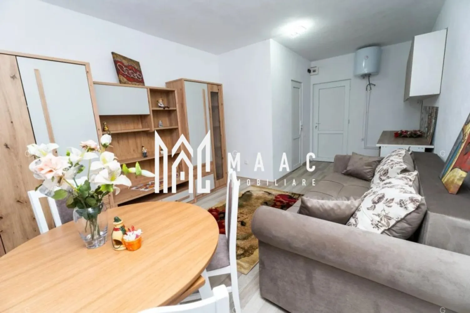 Investiție I Garsonieră mobilată I Utilată I 22mp I Mârșa - MAAC Imobiliare pune la dispoziție garsoniere renovate, amplasate în apropierea Liceului Tehnologic din Mârșa, județul Sibiu. Zona se dezvoltă rapid atât rezidențial, cât și industrial, iar accesul facil către viitoarea autostradă Sibiu–Brașov oferă un avantaj important pentru cei care caută o proprietate cu potențial de creștere. Fiecare unitate locativă dispune de 22 mp utili, compartimentați astfel încât să ofere confort și funcționalitate: - cameră principală cu bucătărie integrată și zonă de living/dormitor - baie complet echipată, cu cabină de duș și obiecte sanitare noi Garsonierele au trecut printr-un proces complet de renovare, incluzând: - înlocuirea instalațiilor de apă, canalizare și electricitate - încălzire electrică prin panou radiant - boiler electric Tesy (30 l) pentru apă caldă - tâmplărie PVC cu geam termopan și panel la intrare și baie - pardoseală nouă cu parchet laminat și izolație - pereți tencuiți și zugrăviți Clădire reabilitată Blocul în care se află garsonierele a beneficiat de lucrări ample: - izolație exterioară - acoperiș nou - utilități modernizate - imobil fără rețea de gaz, orientat spre soluții electrice Variante de achiziție Sunt disponibile două opțiuni, în funcție de preferințe: - 21.500 € – garsonieră la stadiul de cheie - 25.000 € – garsonieră mobilată Pentru detalii suplimentare sau programarea unei vizionări, contactați MAAC Imobiliare și menționați CP965397. }}