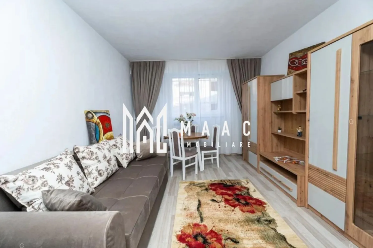 Investiție I Garsonieră mobilată I Utilată I 22mp I Mârșa - MAAC Imobiliare pune la dispoziție garsoniere renovate, amplasate în apropierea Liceului Tehnologic din Mârșa, județul Sibiu. Zona se dezvoltă rapid atât rezidențial, cât și industrial, iar accesul facil către viitoarea autostradă Sibiu–Brașov oferă un avantaj important pentru cei care caută o proprietate cu potențial de creștere. Fiecare unitate locativă dispune de 22 mp utili, compartimentați astfel încât să ofere confort și funcționalitate: - cameră principală cu bucătărie integrată și zonă de living/dormitor - baie complet echipată, cu cabină de duș și obiecte sanitare noi Garsonierele au trecut printr-un proces complet de renovare, incluzând: - înlocuirea instalațiilor de apă, canalizare și electricitate - încălzire electrică prin panou radiant - boiler electric Tesy (30 l) pentru apă caldă - tâmplărie PVC cu geam termopan și panel la intrare și baie - pardoseală nouă cu parchet laminat și izolație - pereți tencuiți și zugrăviți Clădire reabilitată Blocul în care se află garsonierele a beneficiat de lucrări ample: - izolație exterioară - acoperiș nou - utilități modernizate - imobil fără rețea de gaz, orientat spre soluții electrice Variante de achiziție Sunt disponibile două opțiuni, în funcție de preferințe: - 21.500 € – garsonieră la stadiul de cheie - 25.000 € – garsonieră mobilată Pentru detalii suplimentare sau programarea unei vizionări, contactați MAAC Imobiliare și menționați CP965397. }}