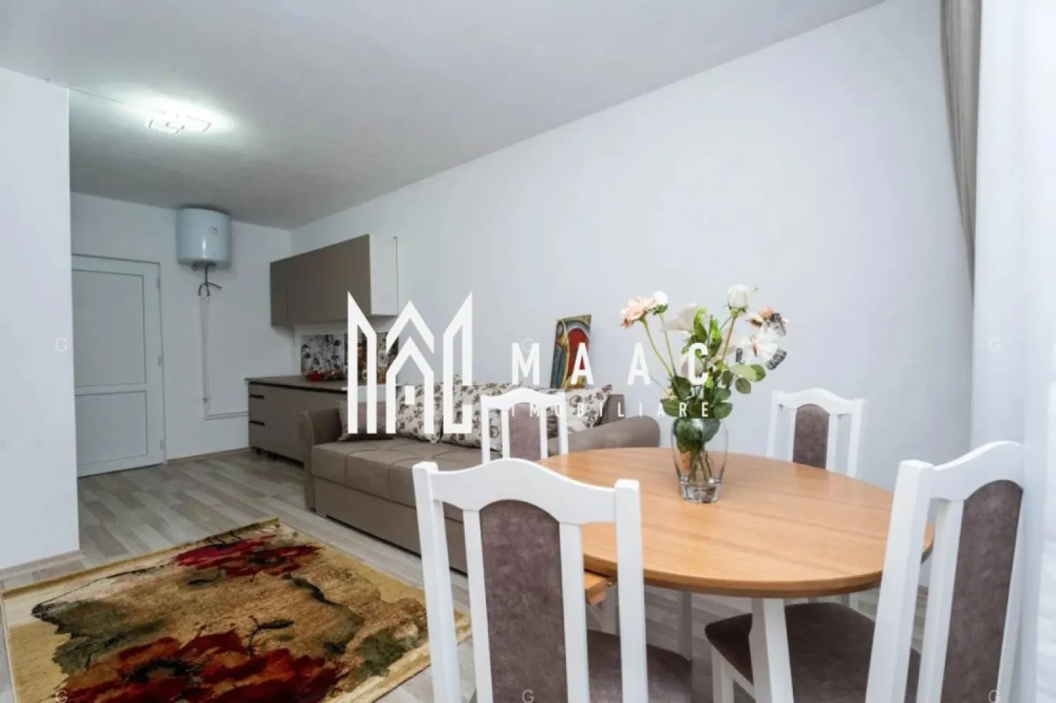 Investiție I Garsonieră mobilată I Utilată I 22mp I Mârșa - MAAC Imobiliare pune la dispoziție garsoniere renovate, amplasate în apropierea Liceului Tehnologic din Mârșa, județul Sibiu. Zona se dezvoltă rapid atât rezidențial, cât și industrial, iar accesul facil către viitoarea autostradă Sibiu–Brașov oferă un avantaj important pentru cei care caută o proprietate cu potențial de creștere. Fiecare unitate locativă dispune de 22 mp utili, compartimentați astfel încât să ofere confort și funcționalitate: - cameră principală cu bucătărie integrată și zonă de living/dormitor - baie complet echipată, cu cabină de duș și obiecte sanitare noi Garsonierele au trecut printr-un proces complet de renovare, incluzând: - înlocuirea instalațiilor de apă, canalizare și electricitate - încălzire electrică prin panou radiant - boiler electric Tesy (30 l) pentru apă caldă - tâmplărie PVC cu geam termopan și panel la intrare și baie - pardoseală nouă cu parchet laminat și izolație - pereți tencuiți și zugrăviți Clădire reabilitată Blocul în care se află garsonierele a beneficiat de lucrări ample: - izolație exterioară - acoperiș nou - utilități modernizate - imobil fără rețea de gaz, orientat spre soluții electrice Variante de achiziție Sunt disponibile două opțiuni, în funcție de preferințe: - 21.500 € – garsonieră la stadiul de cheie - 25.000 € – garsonieră mobilată Pentru detalii suplimentare sau programarea unei vizionări, contactați MAAC Imobiliare și menționați CP965397. }}