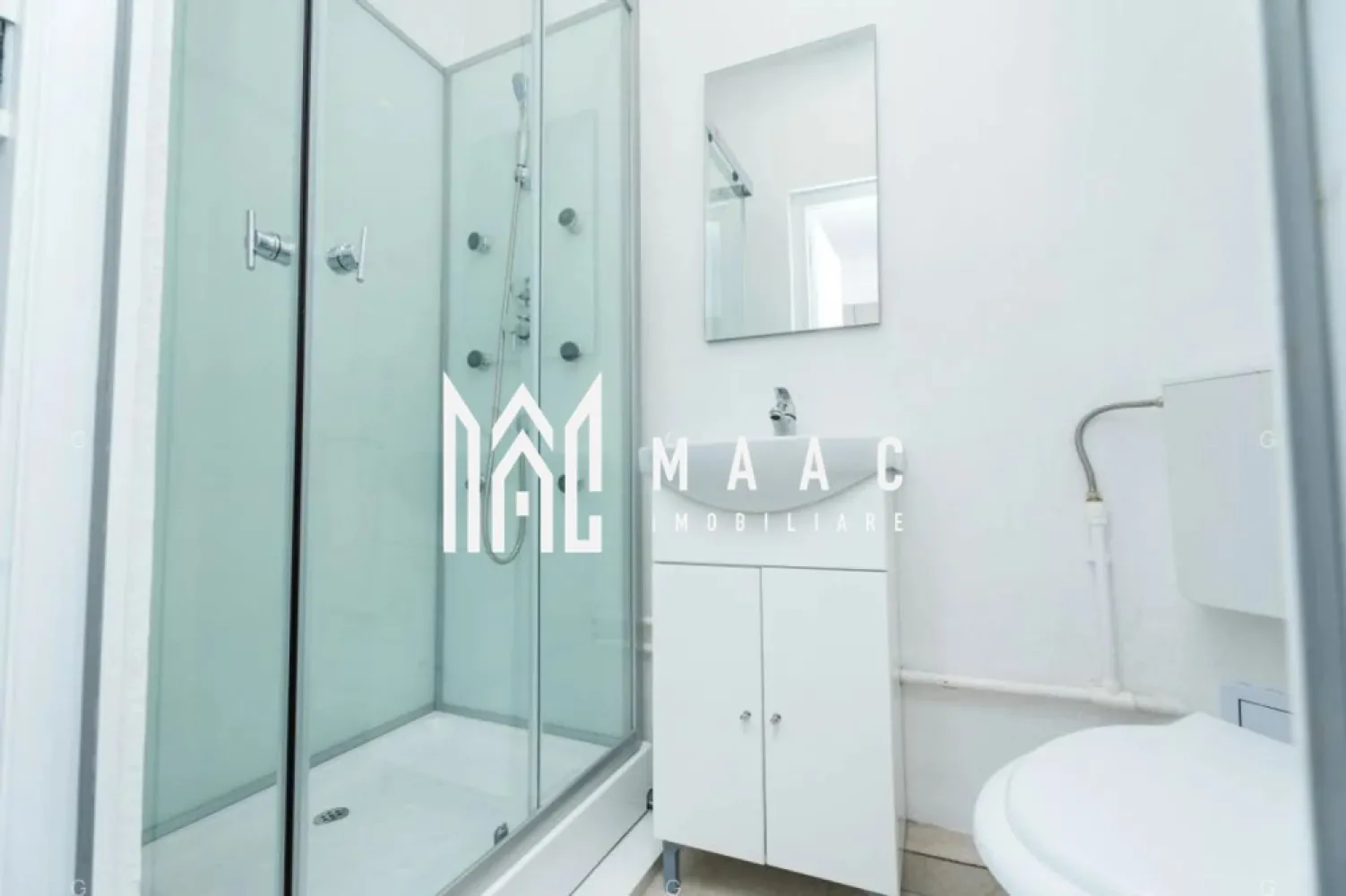 Investiție I Garsonieră mobilată I Utilată I 22mp I Mârșa - MAAC Imobiliare pune la dispoziție garsoniere renovate, amplasate în apropierea Liceului Tehnologic din Mârșa, județul Sibiu. Zona se dezvoltă rapid atât rezidențial, cât și industrial, iar accesul facil către viitoarea autostradă Sibiu–Brașov oferă un avantaj important pentru cei care caută o proprietate cu potențial de creștere. Fiecare unitate locativă dispune de 22 mp utili, compartimentați astfel încât să ofere confort și funcționalitate: - cameră principală cu bucătărie integrată și zonă de living/dormitor - baie complet echipată, cu cabină de duș și obiecte sanitare noi Garsonierele au trecut printr-un proces complet de renovare, incluzând: - înlocuirea instalațiilor de apă, canalizare și electricitate - încălzire electrică prin panou radiant - boiler electric Tesy (30 l) pentru apă caldă - tâmplărie PVC cu geam termopan și panel la intrare și baie - pardoseală nouă cu parchet laminat și izolație - pereți tencuiți și zugrăviți Clădire reabilitată Blocul în care se află garsonierele a beneficiat de lucrări ample: - izolație exterioară - acoperiș nou - utilități modernizate - imobil fără rețea de gaz, orientat spre soluții electrice Variante de achiziție Sunt disponibile două opțiuni, în funcție de preferințe: - 21.500 € – garsonieră la stadiul de cheie - 25.000 € – garsonieră mobilată Pentru detalii suplimentare sau programarea unei vizionări, contactați MAAC Imobiliare și menționați CP965397. }}