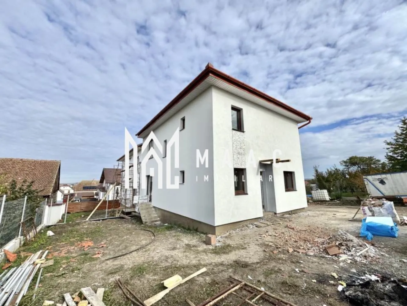 Casă Tip Duplex | 4 Camere | 2 Balcoane | Terasă | Șura Mică - Maac Imobiliare prezintă spre vânzare o vilă tip duplex, situată într-o zonă liniștită din Șura Mică, cu acces facil către Sibiu și în imediata apropiere a punctelor de interes. Caracteristici generale: Regim de înălțime: P+E+Pod Suprafață utilă: 120 mp Suprafață construită: 150 mp Amprentă la sol: 70 mp Suprafață teren: 120 mp Suprafață curte liberă: 120 mp An construcție: 2024 Stadiu: Finalizată, predare la alb Compartimentare: Parter: Living spațios, bucătărie închisă, baie, terasă generoasă Etaj: 3 dormitoare, baie, 2 balcoane Pod: Disponibil pe toată suprafața casei Dotări și beneficii: Încălzire prin pardoseală la parter și calorifere la etaj Centrală termică pe gaz Geamuri termopan de înaltă calitate Perete dublu, izolat între case Acoperiș din țiglă Loc de parcare inclus în preț Curte cu acces auto Pentru mai multe detalii precizati telefonic ca ati vazut anuntul ID: CP2835270 }}