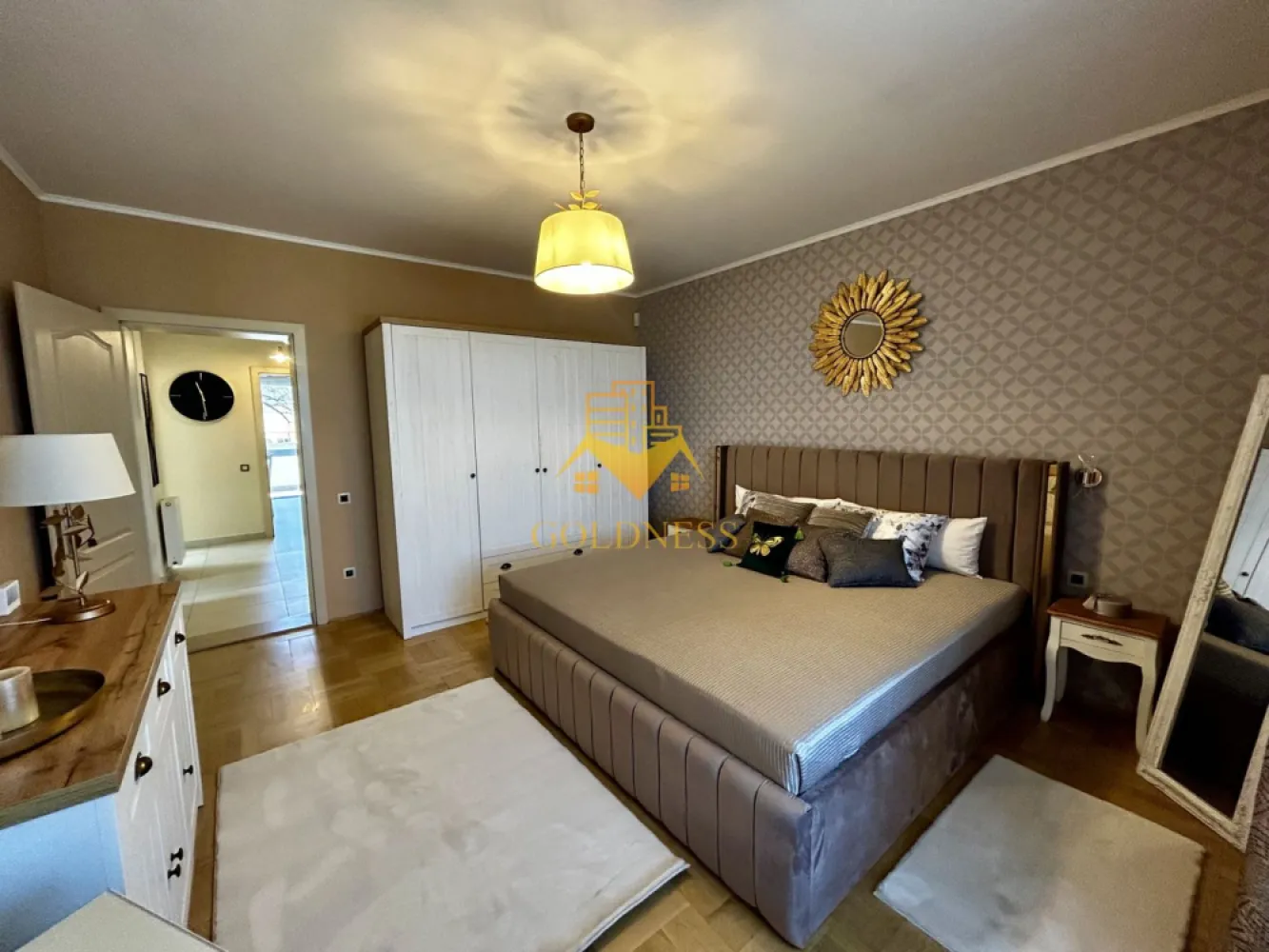 3 camere decomandate, Parcare, LUX, AC, Zona Fagului, Andrei Muresanu - GOLDNESS Imobiliare vă propune spre închiriere un apartament cu 3 camere decomandate complet mobilat și utilat, la etajul 3 într-un imobil de 3 etaje, în cartierul Andrei Muresanu, Zona Fagului. Dispune de loc de parcare in curtea interioara a blocului, cu bariera la intrare! Apartamentul este compartimentat astfel: - dormitor cu pat matrimonial, saltea 2x2m, dressing, noptiere, masuta de machiaj, cu iesire pe terasa - Camera de birou, cu un daybed extensibil, birou, 2 fotolii, cu iesire pe una dintre terase - Living cu o canapea, birou, comoda tv, biblioteca - bucatarie complet utilată si mobilata, loc de servit masa, cu iesire pe una dintre terase - baie cu cada calorifer port prosop inox și dulap pentru depozitare. -2 terase, dintre care una are 30 mp si una 12 mp. Imobilul este dotat cu toate cele necesare-centrală proprie, mașină de spălat haine, masina de spalat vase, frigider, plită electrică, supraveghere video, hotă, AC, etc. Se află în apropierea stațiilor de transport în comun, magazine, restaurante, spații verzi, farmacii, etc. Dacă sunteți interesați de acest apartament și doriți să îl vizionați, dar și pentru alte oferte sau detalii nu ezitați să ne contactați telefonic sau prin e-mail. Vă stăm la dispoziție! }}