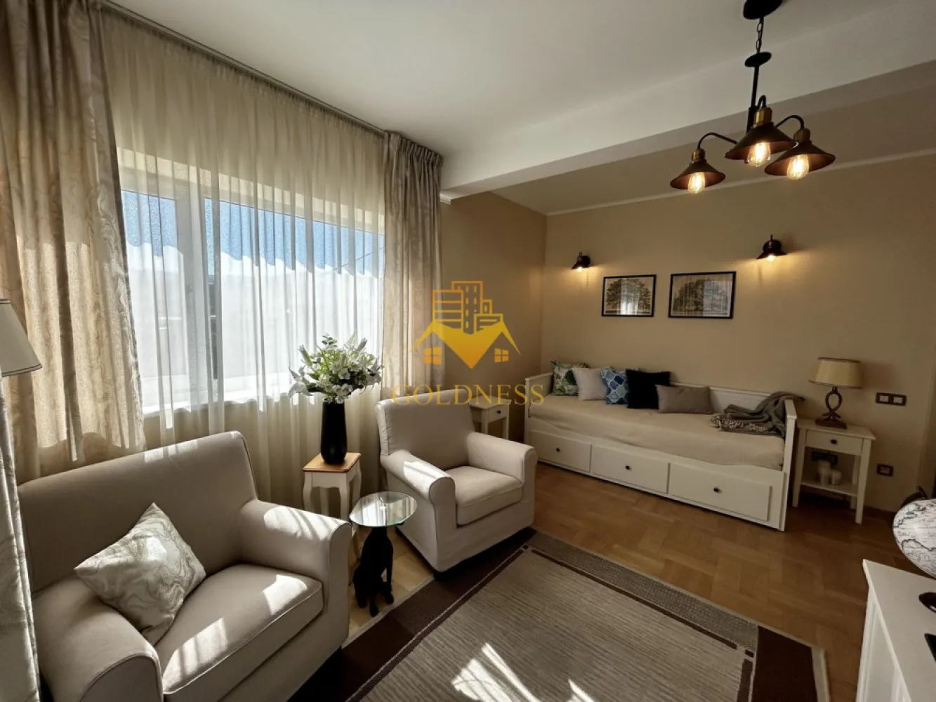3 camere decomandate, Parcare, LUX, AC, Zona Fagului, Andrei Muresanu - GOLDNESS Imobiliare vă propune spre închiriere un apartament cu 3 camere decomandate complet mobilat și utilat, la etajul 3 într-un imobil de 3 etaje, în cartierul Andrei Muresanu, Zona Fagului. Dispune de loc de parcare in curtea interioara a blocului, cu bariera la intrare! Apartamentul este compartimentat astfel: - dormitor cu pat matrimonial, saltea 2x2m, dressing, noptiere, masuta de machiaj, cu iesire pe terasa - Camera de birou, cu un daybed extensibil, birou, 2 fotolii, cu iesire pe una dintre terase - Living cu o canapea, birou, comoda tv, biblioteca - bucatarie complet utilată si mobilata, loc de servit masa, cu iesire pe una dintre terase - baie cu cada calorifer port prosop inox și dulap pentru depozitare. -2 terase, dintre care una are 30 mp si una 12 mp. Imobilul este dotat cu toate cele necesare-centrală proprie, mașină de spălat haine, masina de spalat vase, frigider, plită electrică, supraveghere video, hotă, AC, etc. Se află în apropierea stațiilor de transport în comun, magazine, restaurante, spații verzi, farmacii, etc. Dacă sunteți interesați de acest apartament și doriți să îl vizionați, dar și pentru alte oferte sau detalii nu ezitați să ne contactați telefonic sau prin e-mail. Vă stăm la dispoziție! }}