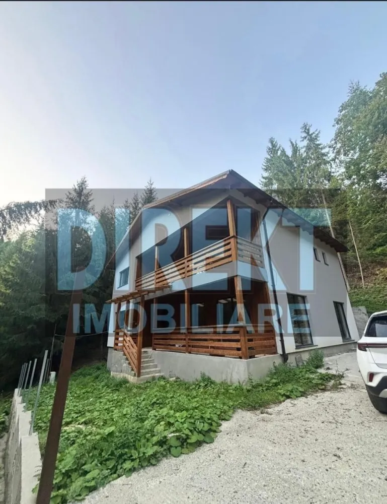 Cabană / Pensiune în Colibița- investitie ,aproape de lac - Direkt imobiliare propune spre vânzare o cabană/pensiune situată în stațiunea Lacul Colibița, una dintre cele mai apreciate destinații montane din zonă, renumită pentru aerul curat și peisajele spectaculoase. Proprietatea este amplasată pe un teren generos de 1.170 mp, cu acces auto și pietonal. În apropiere se află un pârâu montan.. Menționăm că proprietatea nu are vedere directă la lac, însă există acces facil pe un drum comunal pietruit până la lac, unde viitorul proprietar beneficiază de un ponton de aproximativ 5 metri, cu toate autorizațiile obținute. Cabana este construită din lemn de larice, un material rezistent și durabil, ideal pentru construcțiile montane, și oferă posibilitate de mansardare. Compartimentare și facilități: Living spațios cu bucătărie open-space (aprox. 60 mp) 7 dormitoare Terasă de aproximativ 40 mp. Două terase (parter și etaj), ideale pentru relaxare și socializare. Fiecare dormitor de la etaj are acces direct la balcon/terasă. Imobilul este finisat la interior, însă fără uși interioare, gresie, faianță și obiecte sanitare, oferind viitorului proprietar posibilitatea de a alege finisajele și culorile după propriul gust. Proprietatea poate avea destinație de casă de vacanță sau pensiune turistică, cu potențial atractiv de venit, într-o zonă foarte căutată pentru drumeții, sporturi nautice, pescuit și relaxare în natură. }}