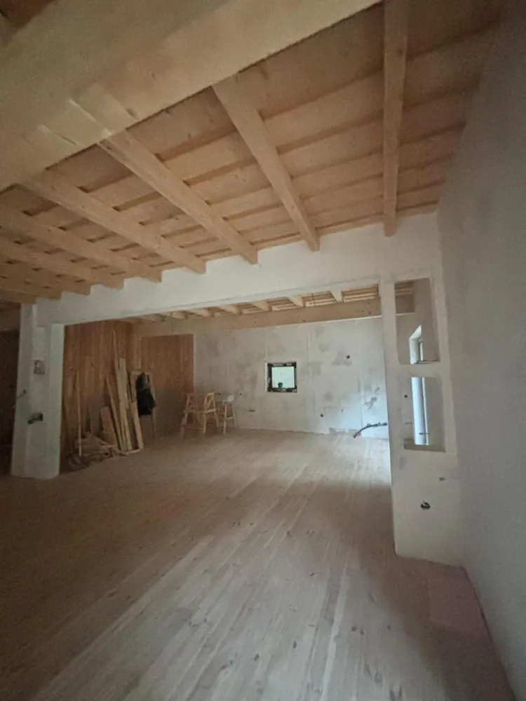 Cabană / Pensiune în Colibița- investitie ,aproape de lac - Direkt imobiliare propune spre vânzare o cabană/pensiune situată în stațiunea Lacul Colibița, una dintre cele mai apreciate destinații montane din zonă, renumită pentru aerul curat și peisajele spectaculoase. Proprietatea este amplasată pe un teren generos de 1.170 mp, cu acces auto și pietonal. În apropiere se află un pârâu montan.. Menționăm că proprietatea nu are vedere directă la lac, însă există acces facil pe un drum comunal pietruit până la lac, unde viitorul proprietar beneficiază de un ponton de aproximativ 5 metri, cu toate autorizațiile obținute. Cabana este construită din lemn de larice, un material rezistent și durabil, ideal pentru construcțiile montane, și oferă posibilitate de mansardare. Compartimentare și facilități: Living spațios cu bucătărie open-space (aprox. 60 mp) 7 dormitoare Terasă de aproximativ 40 mp. Două terase (parter și etaj), ideale pentru relaxare și socializare. Fiecare dormitor de la etaj are acces direct la balcon/terasă. Imobilul este finisat la interior, însă fără uși interioare, gresie, faianță și obiecte sanitare, oferind viitorului proprietar posibilitatea de a alege finisajele și culorile după propriul gust. Proprietatea poate avea destinație de casă de vacanță sau pensiune turistică, cu potențial atractiv de venit, într-o zonă foarte căutată pentru drumeții, sporturi nautice, pescuit și relaxare în natură. }}