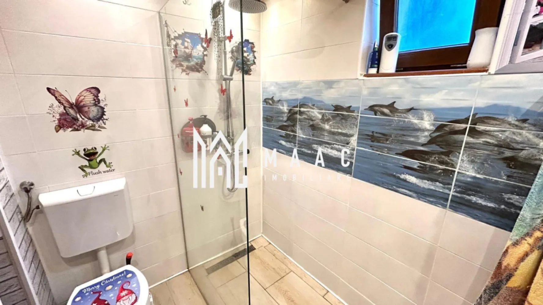 Casă I 184 MPU I Terasă I Curte Privată | Panouri Fotovoltaice I Ciresica - Maac Imobiliare îți propune o locuință deosebită, ideală pentru relaxare și confort, cu o terasă generoasă și curte privată. Această casă individuală, construită în 2002 și complet renovată în 2023, se întinde pe o suprafață construită de 220 mp și oferă un regim de înălțime Parter + Mansardă, fiind compartimentată astfel: Parter: Hol de acces Living spațios și luminos Baie modernă Bucătărie funcțională cu cămară Terasă perfectă pentru momente de relaxare Etaj: 2 dormitoare primitoare 2 băi elegante Balcon cu vedere la curtea interioară Mansardă: Pod cu spațiu de depozitare suplimentar 1 dormitor și o baie Terenul total al proprietății este de 194 mp, iar suprafața utilă a casei este de 184 mp, oferind un echilibru perfect între confortul interior și spațiul exterior. Curtea liberă de 86 mp este ideală pentru a crea o zonă de joacă pentru copii sau pentru a te bucura de momente de relaxare alături de cei dragi. În plus, ai un loc de parcare propriu și un spațiu de depozitare. Casa este complet mobilată și utilată În ceea ce privește încălzirea, beneficiază de un sistem eficient, cu centrală proprie, încălzire în pardoseală, calorifere, pompă de căldură și panouri fotovoltaice de 6kw. Pentru mai multe detalii și pentru a programa o vizionare, nu ezita să ne contactezi și menționează că ai văzut anunțul cu ID: CP2835268. }}