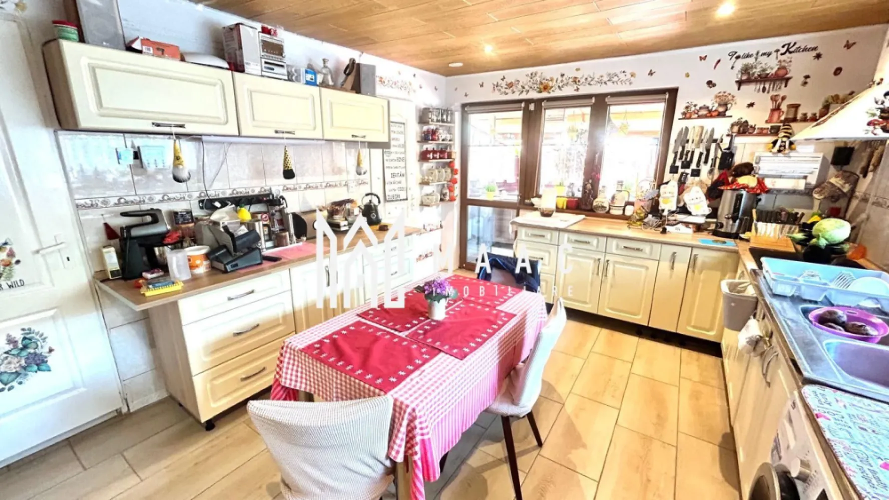 Casă I 184 MPU I Terasă I Curte Privată | Panouri Fotovoltaice I Ciresica - Maac Imobiliare îți propune o locuință deosebită, ideală pentru relaxare și confort, cu o terasă generoasă și curte privată. Această casă individuală, construită în 2002 și complet renovată în 2023, se întinde pe o suprafață construită de 220 mp și oferă un regim de înălțime Parter + Mansardă, fiind compartimentată astfel: Parter: Hol de acces Living spațios și luminos Baie modernă Bucătărie funcțională cu cămară Terasă perfectă pentru momente de relaxare Etaj: 2 dormitoare primitoare 2 băi elegante Balcon cu vedere la curtea interioară Mansardă: Pod cu spațiu de depozitare suplimentar 1 dormitor și o baie Terenul total al proprietății este de 194 mp, iar suprafața utilă a casei este de 184 mp, oferind un echilibru perfect între confortul interior și spațiul exterior. Curtea liberă de 86 mp este ideală pentru a crea o zonă de joacă pentru copii sau pentru a te bucura de momente de relaxare alături de cei dragi. În plus, ai un loc de parcare propriu și un spațiu de depozitare. Casa este complet mobilată și utilată În ceea ce privește încălzirea, beneficiază de un sistem eficient, cu centrală proprie, încălzire în pardoseală, calorifere, pompă de căldură și panouri fotovoltaice de 6kw. Pentru mai multe detalii și pentru a programa o vizionare, nu ezita să ne contactezi și menționează că ai văzut anunțul cu ID: CP2835268. }}