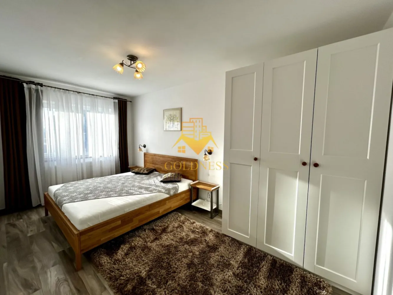 3 camere open space, Parcare, Modern, Zona Vivo, Floresti, Momax - GOLDNESS Imobiliare vă propune spre închiriere un apartament cu 3 camere complet mobilat și utilat, la etajul 4 într-un imobil de 7 etaje, în Floresti. Dispune de loc de parcare exterioara! Se află în apropierea stațiilor de transport în comun, magazine, restaurante, spații verzi, farmacii, etc. Apartamentul este compartimentat astfel: - dormitor cu pat matrimonial, dressing, noptiere - dormitor cu pat single, birou, dulap - living cu bucatarie open space complet utilată și mobilată, loc de servit masa - baie cu cada, calorifer port prosop și dulap pentru depozitare. - balcon de 5 mp. Imobilul este dotat cu toate cele necesare- centrală proprie, frigider, aragaz, hotă, mașină de spălat haine, tv, etc. Dacă sunteți interesați de acest apartament și doriți să îl vizionați, dar și pentru alte oferte nu ezitați să ne contactați telefonic sau prin e-mail. Vă stăm la dispoziție! Pentru intermediere se percepe un comision de 50% din prețul chiriei! }}