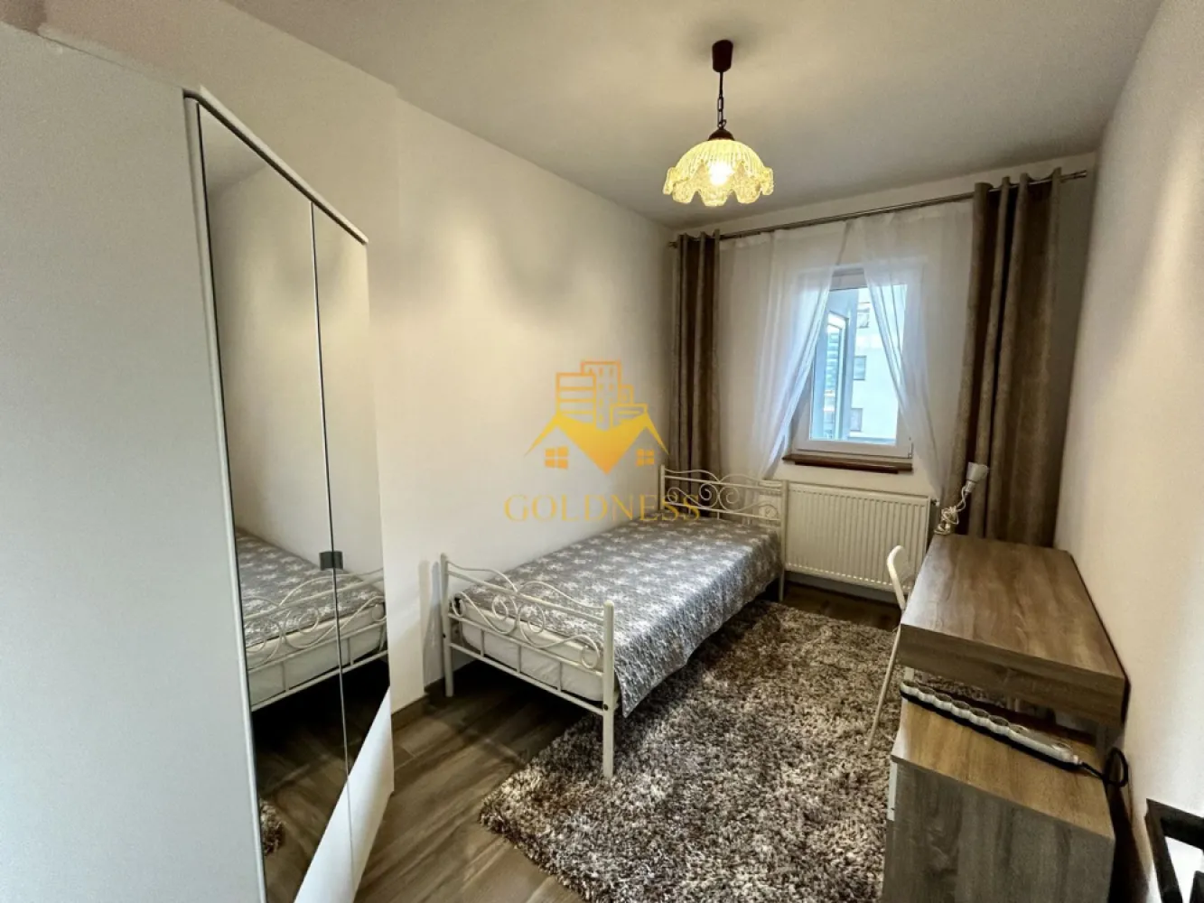 3 camere open space, Parcare, Modern, Zona Vivo, Floresti, Momax - GOLDNESS Imobiliare vă propune spre închiriere un apartament cu 3 camere complet mobilat și utilat, la etajul 4 într-un imobil de 7 etaje, în Floresti. Dispune de loc de parcare exterioara! Se află în apropierea stațiilor de transport în comun, magazine, restaurante, spații verzi, farmacii, etc. Apartamentul este compartimentat astfel: - dormitor cu pat matrimonial, dressing, noptiere - dormitor cu pat single, birou, dulap - living cu bucatarie open space complet utilată și mobilată, loc de servit masa - baie cu cada, calorifer port prosop și dulap pentru depozitare. - balcon de 5 mp. Imobilul este dotat cu toate cele necesare- centrală proprie, frigider, aragaz, hotă, mașină de spălat haine, tv, etc. Dacă sunteți interesați de acest apartament și doriți să îl vizionați, dar și pentru alte oferte nu ezitați să ne contactați telefonic sau prin e-mail. Vă stăm la dispoziție! Pentru intermediere se percepe un comision de 50% din prețul chiriei! }}
