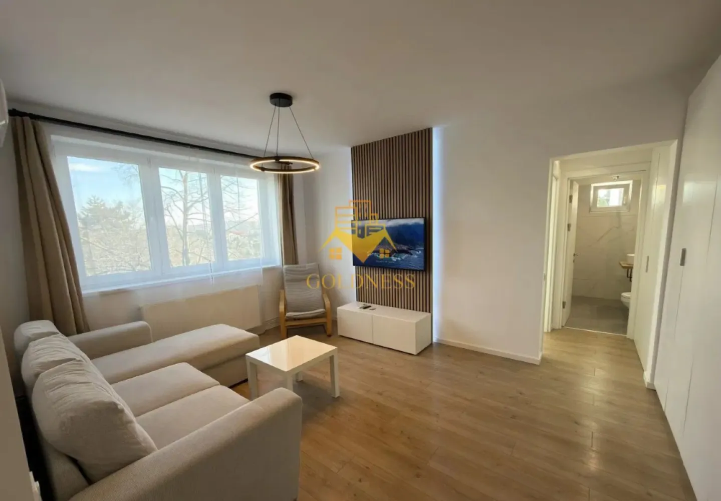 2 camere, decomandate, Modern, Zona Albac, Hotel Royal, Gheorgheni - GOLDNESS Imobiliare vă propune spre închiriere un apartament renovat cu 2 camere complet mobilat și utilat, la etajul 4 într-un imobil 10 etaje, în Cartierul Gheorgheni. Posibilitate de parcare in zona ! Se află în apropierea stațiilor de transport în comun, magazine, restaurante, spații verzi, farmacii, etc. Apartamentul este compartimentat astfel: - dormitor cu pat matrimonial, birou, noptiere - living cu canapea extensibila, masuta pentru cafea, comoda tv, TV, dressing generos - bucatarie complet mobilata, utilata, loc de luat masa - baie cu dus walk-in, calorifer port prosop și dulap pentru depozitare. - balcon de 6 mp. Imobilul este dotat cu toate cele necesare- centrală proprie, frigider, aragaz, hotă, mașină de spălat haine, etc. Dacă sunteți interesați de acest apartament și doriți să îl vizionați, dar și pentru alte oferte nu ezitați să ne contactați telefonic sau prin e-mail. Vă stăm la dispoziție! Pentru intermediere se percepe un comision de 50% din prețul chiriei! }}