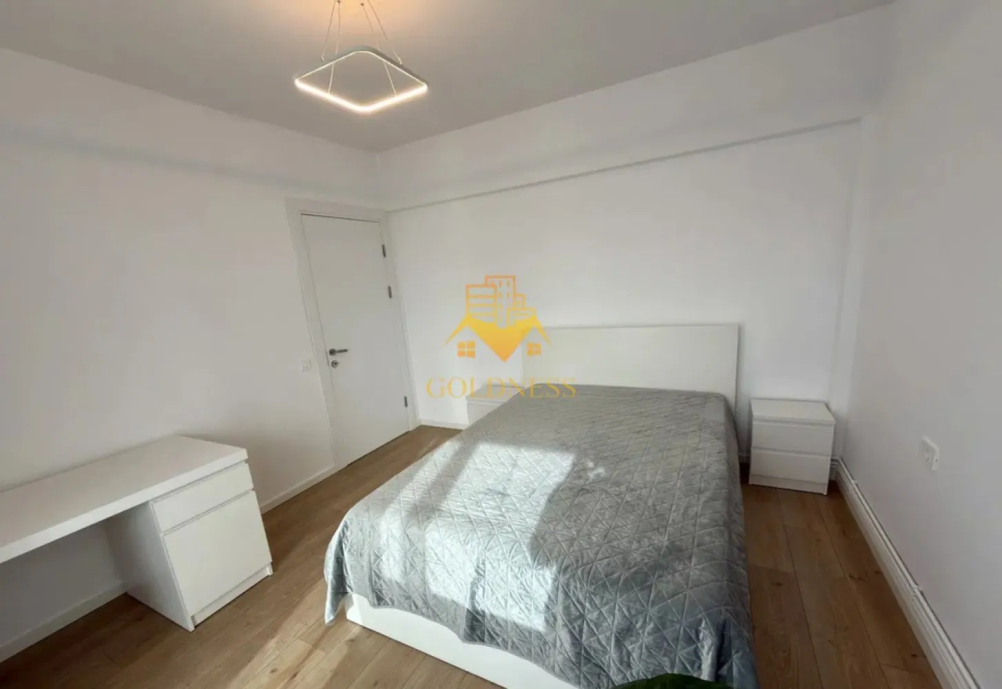 2 camere, decomandate, Modern, Zona Albac, Hotel Royal, Gheorgheni - GOLDNESS Imobiliare vă propune spre închiriere un apartament renovat cu 2 camere complet mobilat și utilat, la etajul 4 într-un imobil 10 etaje, în Cartierul Gheorgheni. Posibilitate de parcare in zona ! Se află în apropierea stațiilor de transport în comun, magazine, restaurante, spații verzi, farmacii, etc. Apartamentul este compartimentat astfel: - dormitor cu pat matrimonial, birou, noptiere - living cu canapea extensibila, masuta pentru cafea, comoda tv, TV, dressing generos - bucatarie complet mobilata, utilata, loc de luat masa - baie cu dus walk-in, calorifer port prosop și dulap pentru depozitare. - balcon de 6 mp. Imobilul este dotat cu toate cele necesare- centrală proprie, frigider, aragaz, hotă, mașină de spălat haine, etc. Dacă sunteți interesați de acest apartament și doriți să îl vizionați, dar și pentru alte oferte nu ezitați să ne contactați telefonic sau prin e-mail. Vă stăm la dispoziție! Pentru intermediere se percepe un comision de 50% din prețul chiriei! }}