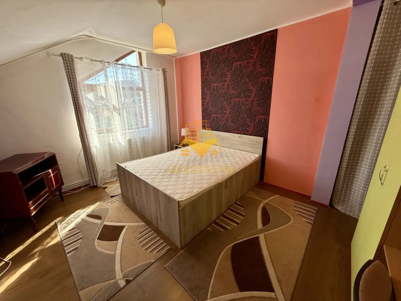 2 Camere Decomandate, Loc de Parcare, Zona Campului, Manastur - GOLDNESS Imobiliare vă propune spre închiriere un apartament la casa cu 2 camere complet mobilat și utilat, la etajul 3/3, în cartierul Manastur. Apartamentul este compartimentat astfel: -Dispune de loc de parcare! - dormitor cu pat matrimonial, dressing - dormitor cu pat matrimonial, dressing - bucatarie complet mobilata si utilata - baie cu vana, calorifer port prosop inox și dulap pentru depozitare. Imobilul este dotat cu toate cele necesare- centrală proprie, mașină de spălat haine, frigider, plită electrică, hotă, TV, etc. Se află în apropierea stațiilor de transport în comun, magazine, restaurante, spații verzi, farmacii, etc. Dacă sunteți interesați de acest apartament și doriți să îl vizionați, dar și pentru alte oferte sau detalii nu ezitați să ne contactați telefonic sau prin e-mail - goldnessimobiliare@gmail.com. Vă stăm la dispoziție! }}