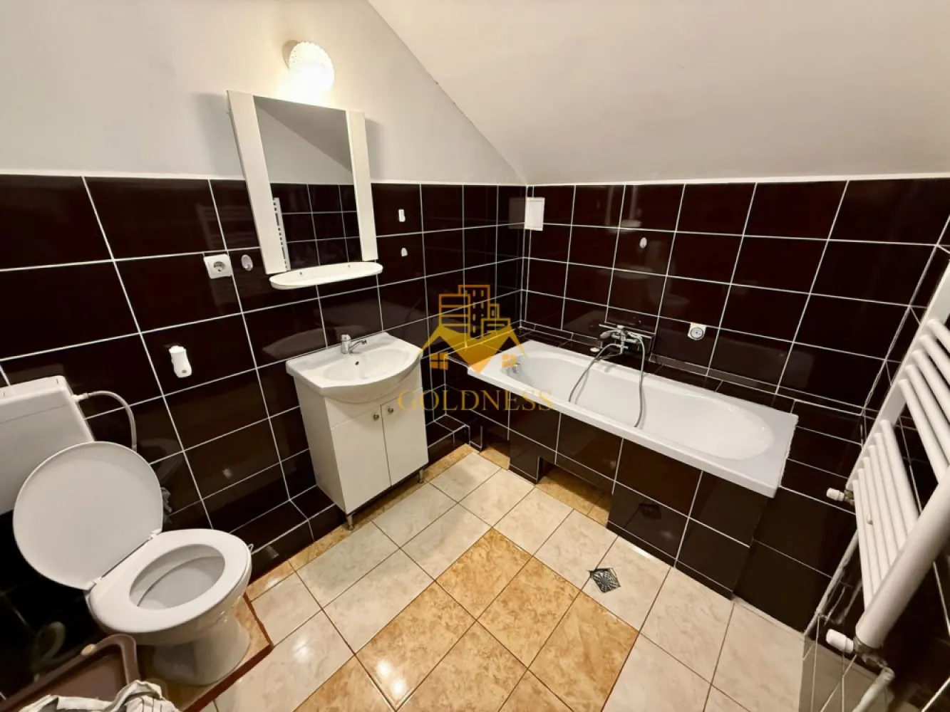 2 Camere Decomandate, Loc de Parcare, Zona Campului, Manastur - GOLDNESS Imobiliare vă propune spre închiriere un apartament la casa cu 2 camere complet mobilat și utilat, la etajul 3/3, în cartierul Manastur. Apartamentul este compartimentat astfel: -Dispune de loc de parcare! - dormitor cu pat matrimonial, dressing - dormitor cu pat matrimonial, dressing - bucatarie complet mobilata si utilata - baie cu vana, calorifer port prosop inox și dulap pentru depozitare. Imobilul este dotat cu toate cele necesare- centrală proprie, mașină de spălat haine, frigider, plită electrică, hotă, TV, etc. Se află în apropierea stațiilor de transport în comun, magazine, restaurante, spații verzi, farmacii, etc. Dacă sunteți interesați de acest apartament și doriți să îl vizionați, dar și pentru alte oferte sau detalii nu ezitați să ne contactați telefonic sau prin e-mail - goldnessimobiliare@gmail.com. Vă stăm la dispoziție! }}