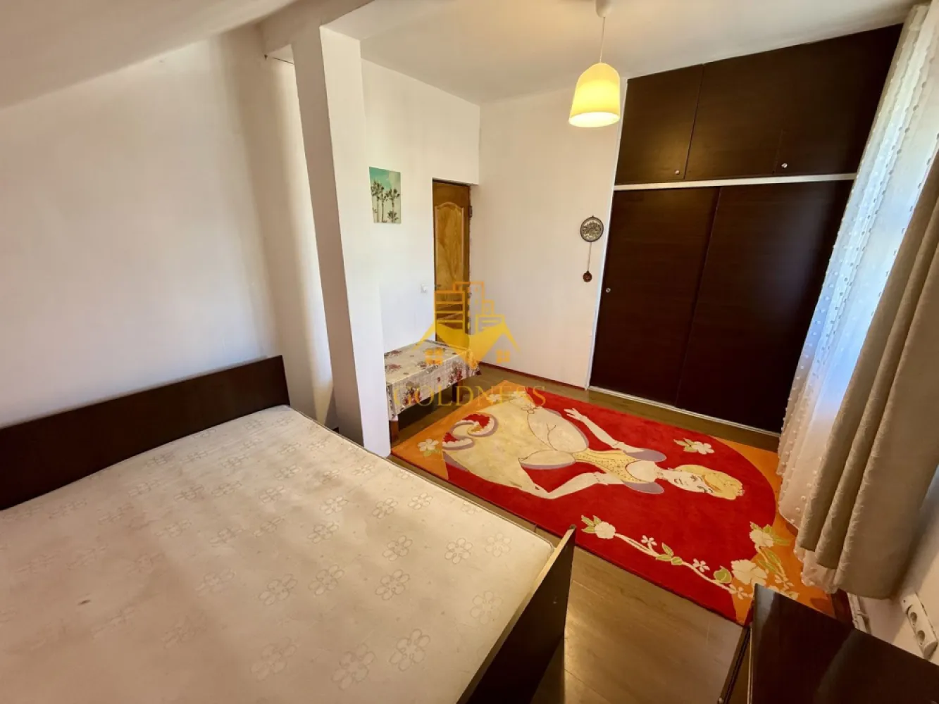 2 Camere Decomandate, Loc de Parcare, Zona Campului, Manastur - GOLDNESS Imobiliare vă propune spre închiriere un apartament la casa cu 2 camere complet mobilat și utilat, la etajul 3/3, în cartierul Manastur. Apartamentul este compartimentat astfel: -Dispune de loc de parcare! - dormitor cu pat matrimonial, dressing - dormitor cu pat matrimonial, dressing - bucatarie complet mobilata si utilata - baie cu vana, calorifer port prosop inox și dulap pentru depozitare. Imobilul este dotat cu toate cele necesare- centrală proprie, mașină de spălat haine, frigider, plită electrică, hotă, TV, etc. Se află în apropierea stațiilor de transport în comun, magazine, restaurante, spații verzi, farmacii, etc. Dacă sunteți interesați de acest apartament și doriți să îl vizionați, dar și pentru alte oferte sau detalii nu ezitați să ne contactați telefonic sau prin e-mail - goldnessimobiliare@gmail.com. Vă stăm la dispoziție! }}