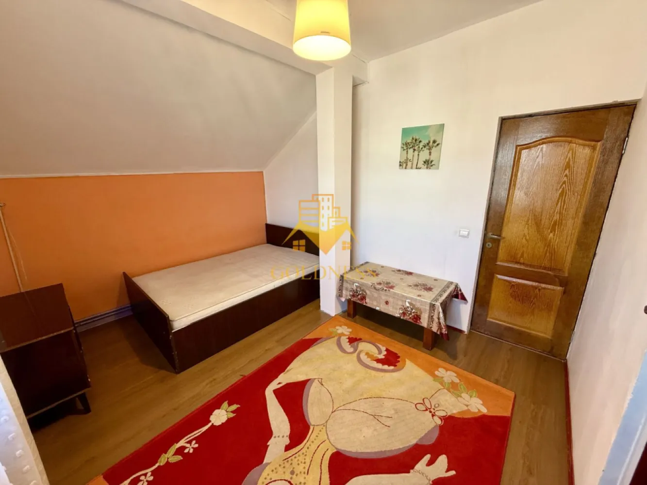 2 Camere Decomandate, Loc de Parcare, Zona Campului, Manastur - GOLDNESS Imobiliare vă propune spre închiriere un apartament la casa cu 2 camere complet mobilat și utilat, la etajul 3/3, în cartierul Manastur. Apartamentul este compartimentat astfel: -Dispune de loc de parcare! - dormitor cu pat matrimonial, dressing - dormitor cu pat matrimonial, dressing - bucatarie complet mobilata si utilata - baie cu vana, calorifer port prosop inox și dulap pentru depozitare. Imobilul este dotat cu toate cele necesare- centrală proprie, mașină de spălat haine, frigider, plită electrică, hotă, TV, etc. Se află în apropierea stațiilor de transport în comun, magazine, restaurante, spații verzi, farmacii, etc. Dacă sunteți interesați de acest apartament și doriți să îl vizionați, dar și pentru alte oferte sau detalii nu ezitați să ne contactați telefonic sau prin e-mail - goldnessimobiliare@gmail.com. Vă stăm la dispoziție! }}