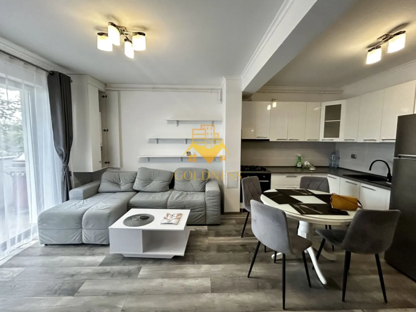 2 camere Openspace, modern, Europa zona,Luminia, OMV, Petfriendly - GOLDNESS Imobiliare vă propune spre închiriere un apartament cu 2 camere complet mobilat și utilat, la parterul inalt al unui imobil de 5 etaje, în Cartierul Europa!
Posibilitate de parcare in zona la liber!
Se află în apropierea stațiilor de transport în comun, magazine, restaurante, spații verzi, farmacii, etc. 

Apartamentul este compartimentat astfel:
 - dormitor cu pat matrimonial, dressing, noptiere
 - living cu bucatarie open space complet utilată și mobilată, canapea extensibilă, loc de servit masa 
 - baie cu cabina de dus, calorifer port prosop și dulap pentru depozitare.
 - balcon 5 mp.

Imobilul este dotat cu toate cele necesare- centrală proprie, frigider, aragaz, hotă, mașină de spălat haine, etc. 

Dacă sunteți interesați de acest apartament și doriți să îl vizionați, dar și pentru alte oferte nu ezitați să ne contactați telefonic sau prin e-mail. Vă stăm la dispoziție!
Pentru intermediere se percepe un comision de 50% din prețul chiriei!