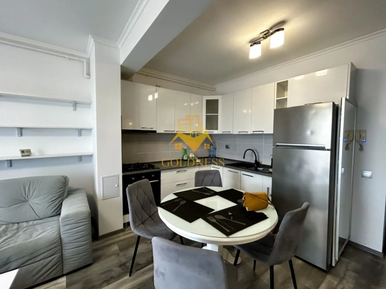 2 camere Openspace, modern, Europa zona,Luminia, OMV, Petfriendly - GOLDNESS Imobiliare vă propune spre închiriere un apartament cu 2 camere complet mobilat și utilat, la parterul inalt al unui imobil de 5 etaje, în Cartierul Europa!
Posibilitate de parcare in zona la liber!
Se află în apropierea stațiilor de transport în comun, magazine, restaurante, spații verzi, farmacii, etc. 

Apartamentul este compartimentat astfel:
 - dormitor cu pat matrimonial, dressing, noptiere
 - living cu bucatarie open space complet utilată și mobilată, canapea extensibilă, loc de servit masa 
 - baie cu cabina de dus, calorifer port prosop și dulap pentru depozitare.
 - balcon 5 mp.

Imobilul este dotat cu toate cele necesare- centrală proprie, frigider, aragaz, hotă, mașină de spălat haine, etc. 

Dacă sunteți interesați de acest apartament și doriți să îl vizionați, dar și pentru alte oferte nu ezitați să ne contactați telefonic sau prin e-mail. Vă stăm la dispoziție!
Pentru intermediere se percepe un comision de 50% din prețul chiriei!