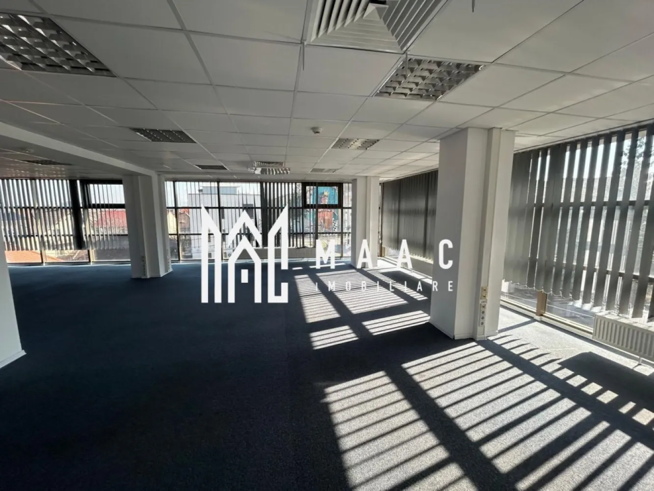 Spații de închiriat – Etajul 1 și Etajul 2 – Hipodrom 2 - MAAC Imobiliare va propune spre inchiriere spații situate la etajul 1 și etajul 2 ale unei clădiri din cartierul Hipodrom 2, Sibiu, potrivite pentru birouri, sediu de firmă, cabinete, centru educațional sau alte activități de servicii. Proprietatea este amplasată într-o zonă ușor accesibilă, într-un cartier bine dezvoltat al orașului. Compartimentare: Etajul 1: spațiu de aproximativ 126 mp terasă de aproximativ 17 mp Etajul 2: spațiu de aproximativ 126 mp spațiu de aproximativ 150 mp Alte detalii: fiecare etaj dispune de grup sanitar spații luminoase și ușor de compartimentat în funcție de necesități parcare proprie pentru chiriași și clienți potrivite pentru activități de birou, servicii sau activități comerciale Spațiile pot fi închiriate împreună sau separat, în funcție de necesitățile chiriașului. Condiții de închiriere: Se percepe o garanție în cuantumul unei chirii lunare. Pentru mai multe detalii și programarea unei vizionări, vă invităm să contactați Maac Imobiliare, specificând ID: CP2966214. }}