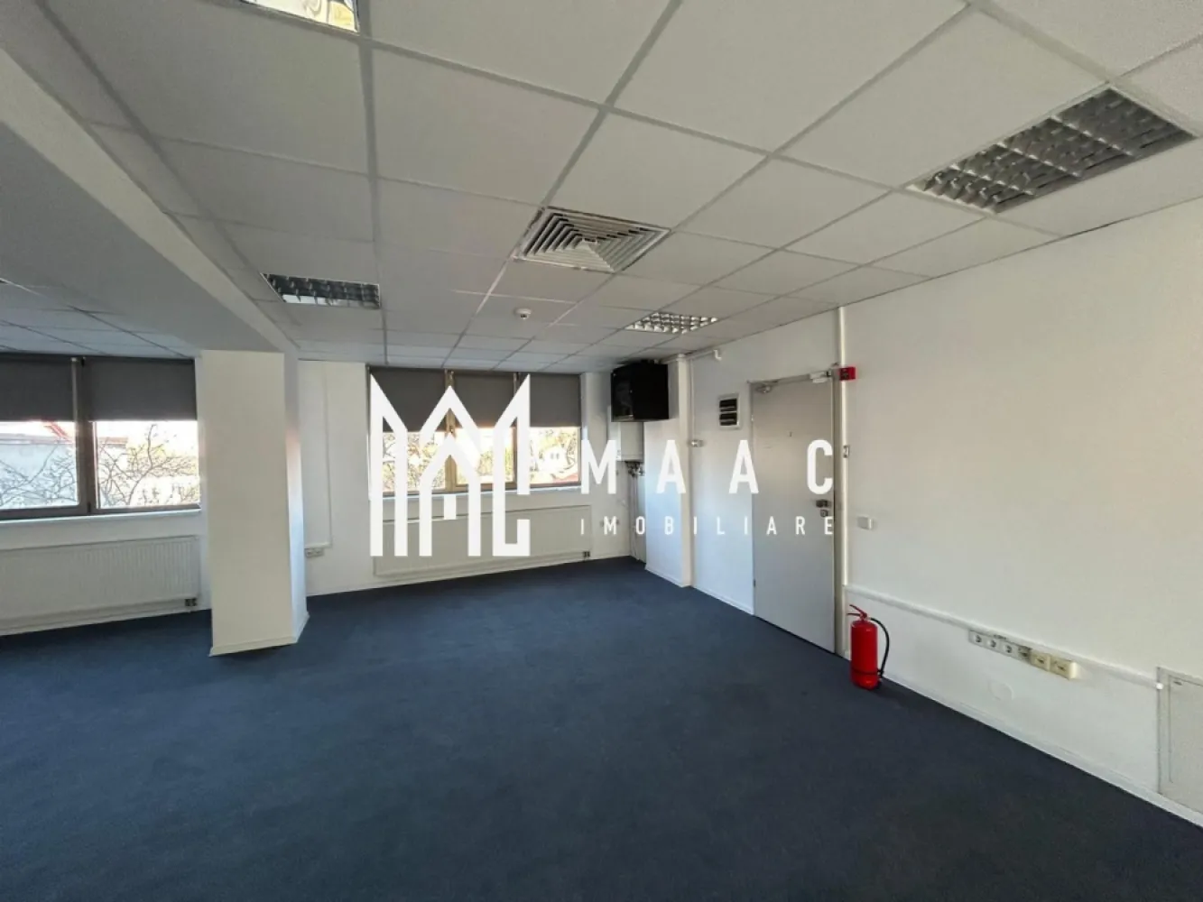 Spații de închiriat – Etajul 1 și Etajul 2 – Hipodrom 2 - MAAC Imobiliare va propune spre inchiriere spații situate la etajul 1 și etajul 2 ale unei clădiri din cartierul Hipodrom 2, Sibiu, potrivite pentru birouri, sediu de firmă, cabinete, centru educațional sau alte activități de servicii. Proprietatea este amplasată într-o zonă ușor accesibilă, într-un cartier bine dezvoltat al orașului. Compartimentare: Etajul 1: spațiu de aproximativ 126 mp terasă de aproximativ 17 mp Etajul 2: spațiu de aproximativ 126 mp spațiu de aproximativ 150 mp Alte detalii: fiecare etaj dispune de grup sanitar spații luminoase și ușor de compartimentat în funcție de necesități parcare proprie pentru chiriași și clienți potrivite pentru activități de birou, servicii sau activități comerciale Spațiile pot fi închiriate împreună sau separat, în funcție de necesitățile chiriașului. Condiții de închiriere: Se percepe o garanție în cuantumul unei chirii lunare. Pentru mai multe detalii și programarea unei vizionări, vă invităm să contactați Maac Imobiliare, specificând ID: CP2966214. }}