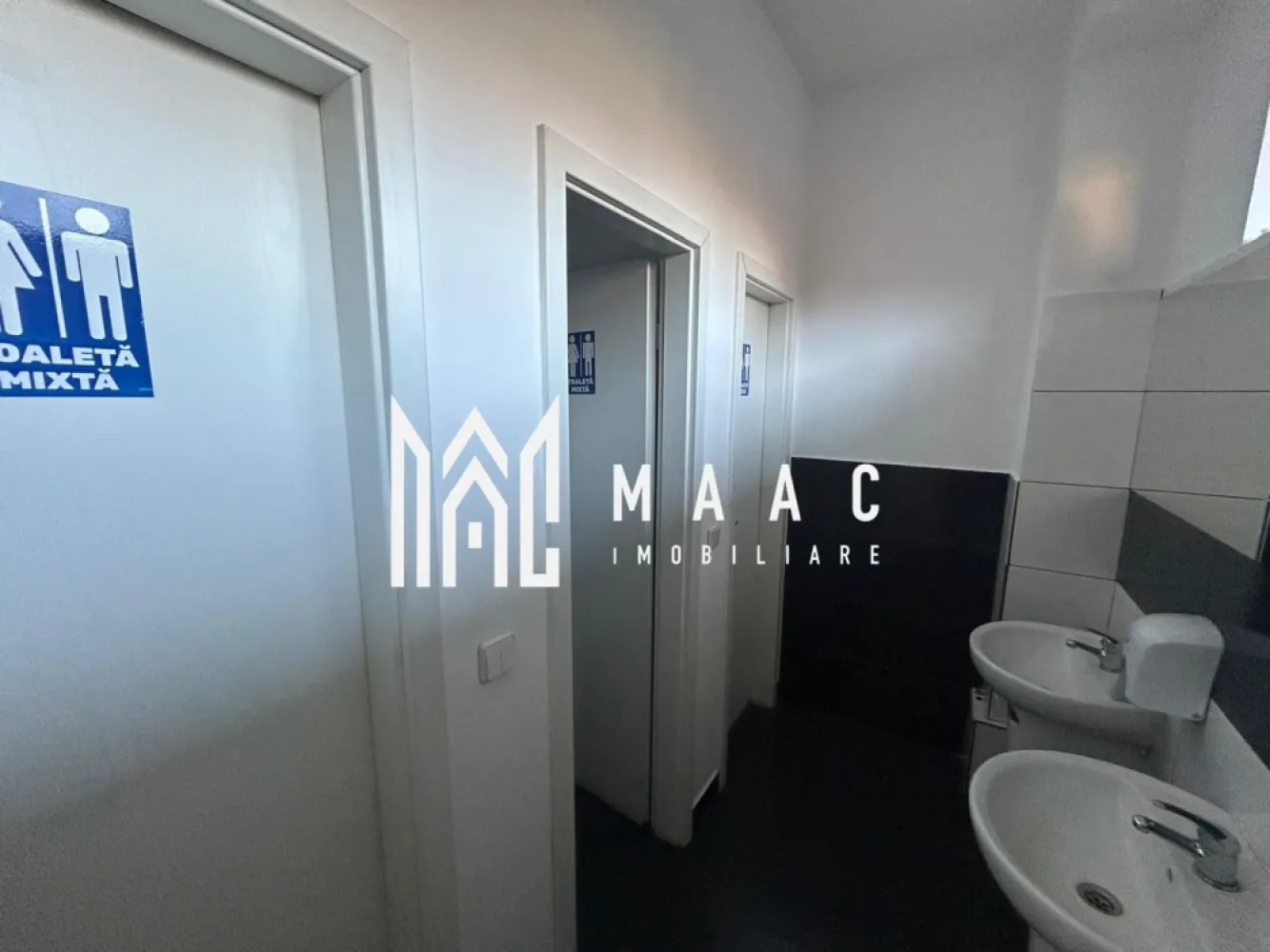 Spațiu de închiriat – Parter clădire – 201 mp + terasă – Hipodrom 2, Sibiu - MAAC Imobiliare va propune spre inchiriere parterul unei clădiri situate în cartierul Hipodrom 2, Sibiu, potrivit pentru birouri, sediu de firmă, cabinet medical, salon sau alte activități comerciale și de servicii. Zona este una accesibilă, într-un cartier bine dezvoltat, cu acces facil către principalele puncte de interes ale orașului. Spațiul are o suprafață utilă de aproximativ 201 mp și dispune de terasă de 26 mp, oferind un spațiu generos și versatil pentru desfășurarea activităților profesionale. Compartimentare: spațiu de birou bucătărie grup sanitar acces la terasă de aproximativ 26 mp Alte detalii: spațiu luminos și ușor de adaptat în funcție de activitate parcare proprie pentru chiriași și clienți acces facil și vizibilitate bună potrivit pentru activități de birou, servicii sau activități comerciale Condiții de închiriere: Se percepe o garanție în cuantumul unei chirii lunare. Pentru mai multe detalii și programarea unei vizionări, vă invităm să contactați Maac Imobiliare, specificând ID: CP2966165. }}