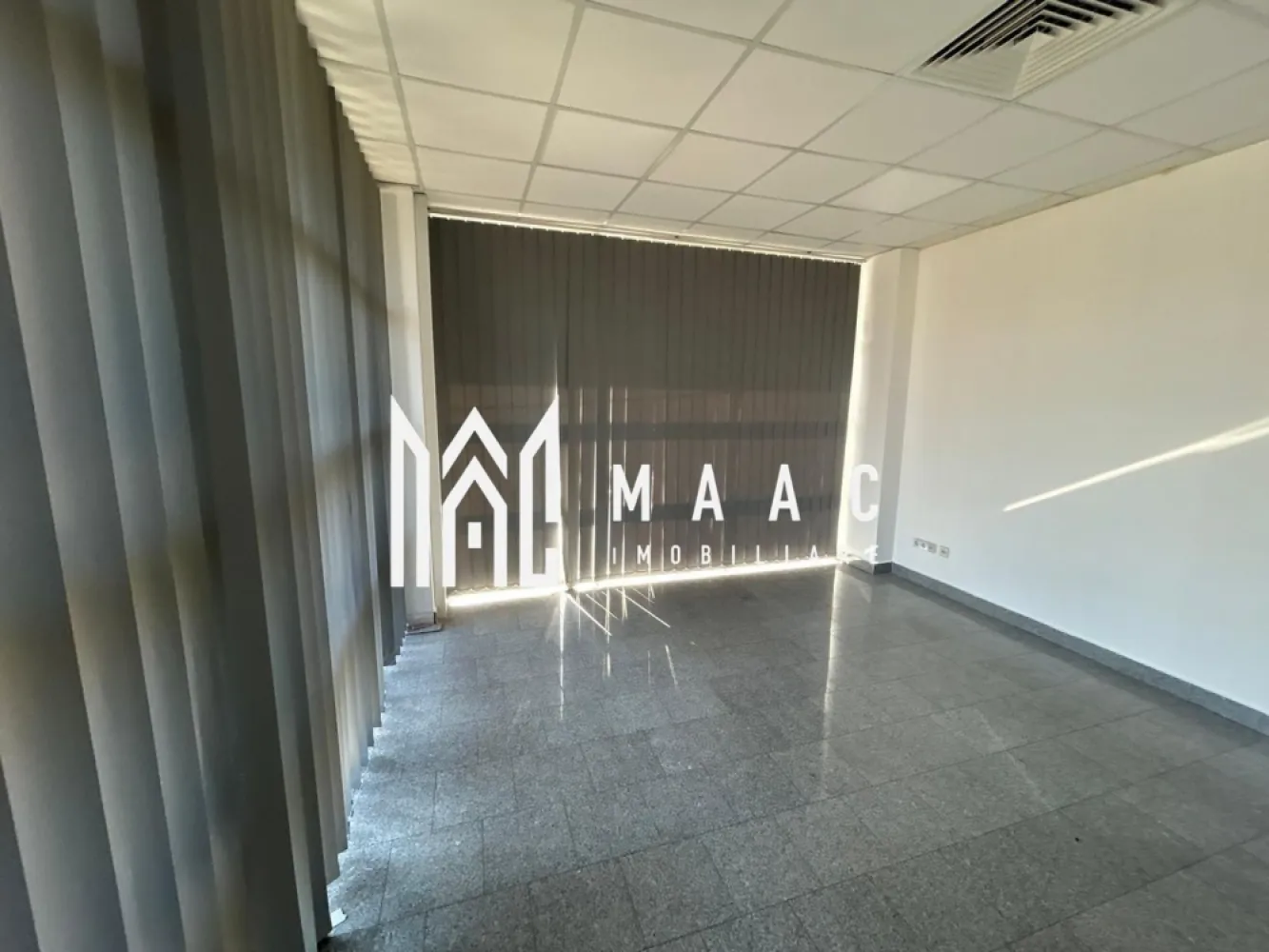 Clădire de închiriat I 840 mp I Hipodrom 2, Sibiu I ideală pentru birouri - MAAC Imobiliare va propune spre inchiriere o clădire spațioasă situată în cartierul Hipodrom 2, Sibiu, potrivită pentru sediu de firmă, birouri, clinică, centru educațional sau alte activități comerciale. Proprietatea are o suprafață totală de aproximativ 840 mp utili și este dispusă pe parter + etajul 1 + etajul 2, oferind spații generoase și bine compartimentate. Compartimentare: Parter: suprafață utilă de aproximativ 201 mp terasă de 26 mp spațiu de birou bucătărie Etajul 1: două spații pentru închiriere: spațiu de aproximativ 126 mp spațiu de aproximativ 150 mp terasă de 17 mp Etajul 2: două spații pentru închiriere: spațiu de aproximativ 126 mp spațiu de aproximativ 150 mp Alte detalii: fiecare etaj dispune de grup sanitar parcare proprie pentru chiriași și clienți spații luminoase și ușor de compartimentat în funcție de necesități potrivită pentru activități de birou, servicii sau activități comerciale Clădirea oferă posibilitatea de închiriere integrală sau pe niveluri, în funcție de nevoile chiriașului. Condiții de închiriere: Se percepe o garanție în cuantumul unei chirii lunare. Pentru mai multe detalii și programarea unei vizionări, vă invităm să contactați Maac Imobiliare, specificând ID: CP2965885. }}