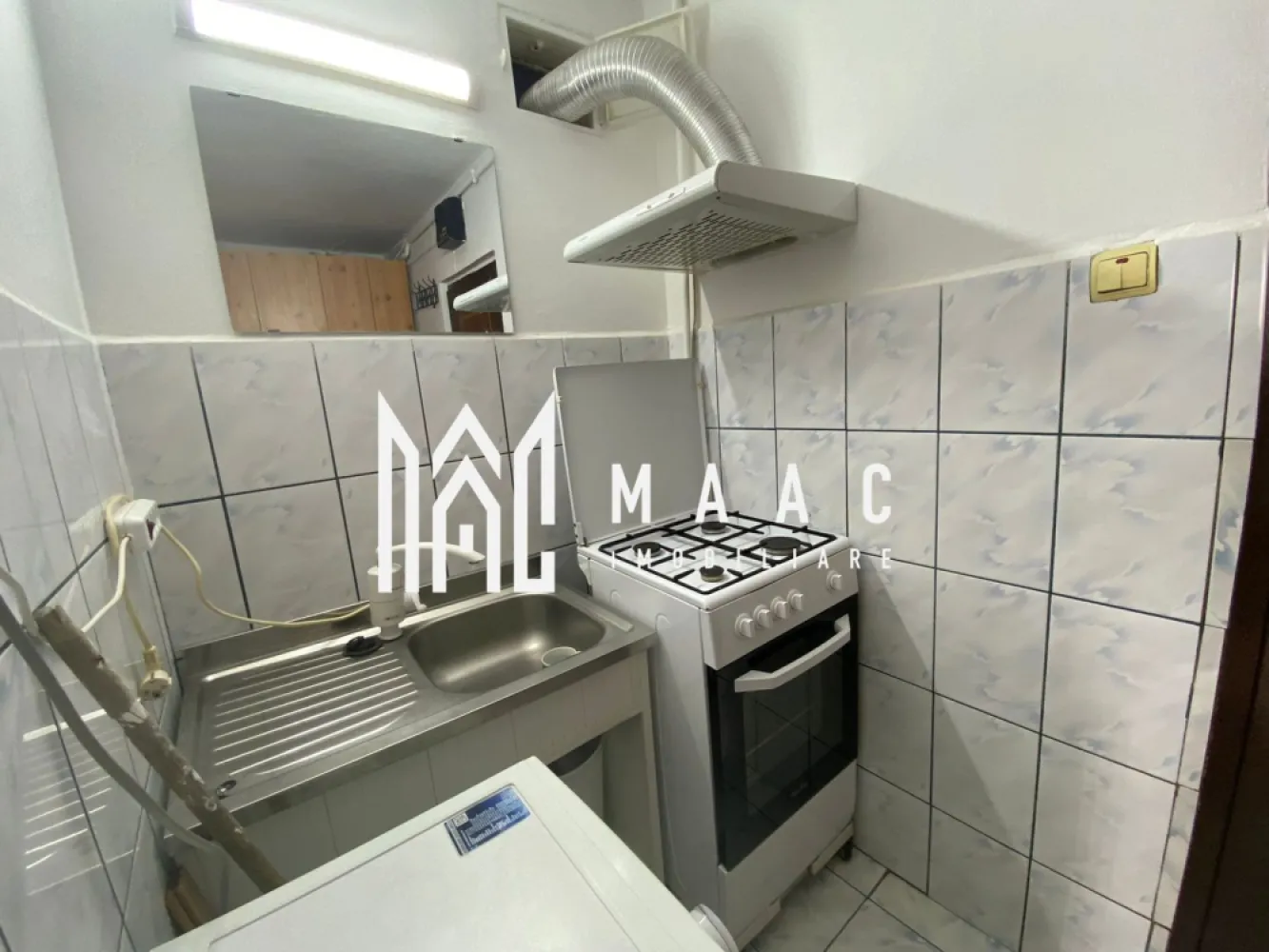 Garsonieră Mobilată I Ideală pentru Investiție I Zona Compa - Maac Imobiliare prezintă o Garsonieră de Vânzare în Zona Compa - Oportunitate Ideală de Investiție
Suprafață: 24 mp
Stare: Mobilată și utilată modest

Descoperiți această garsonieră confortabilă situată în zona Compa, ideală pentru cei care caută o investiție profitabilă sau o locuință compactă și accesibilă. Cu o suprafață de 24 de metri pătrați, această proprietate oferă tot ce aveți nevoie pentru un stil de viață simplu și funcțional.

Caracteristici principale:

Suprafață utilă: 24 mp, optim compartimentați pentru a maximiza spațiul disponibil.
Mobilată și utilată: Garsoniera este pregătită pentru a fi locuită imediat, oferind mobilierul și echipamentele de bază necesare.
Locație: Situată într-o zonă liniștită și accesibilă, cu proximitate față de punctele de interes major, transport public, magazine și alte facilități.
Avantaje pentru investitori:

Rentabilitate: Datorită prețului accesibil și cererii constante pe piața de închiriere, această garsonieră reprezintă o oportunitate excelentă de investiție.

Pentru mai multe informatii specificati ca ati vazut anuntul cu ID: CP2085825