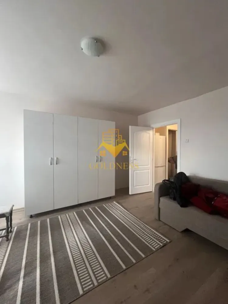 o camera, balcon, Marasti, Dambovitei, PENNY, Expo Transilvania - GOLDNESS Imobiliare vă propune spre închiriere un apartament cu o camera complet mobilat și utilat, la etajul 3 într-un imobil de 4 etaje, în Cartierul Marasti . Se poate parca prin zona. Se află în apropierea stațiilor de transport în comun, magazine, restaurante, spații verzi, farmacii, etc. Apartamentul este compartimentat astfel: - dormitor cu canapea extensibila dressing - bucatarie complet utilată și mobilată loc de servit masa - baie cu cada, calorifer port prosop și dulap pentru depozitare. - balcon de 4 mp. Imobilul este dotat cu toate cele necesare- centrală proprie, frigider, aragaz, hotă, mașină de spălat haine, etc. Dacă sunteți interesați de acest apartament și doriți să îl vizionați, dar și pentru alte oferte nu ezitați să ne contactați telefonic sau prin e-mail. Vă stăm la dispoziție! Pentru intermediere se percepe un comision de 50% din prețul chiriei! }}