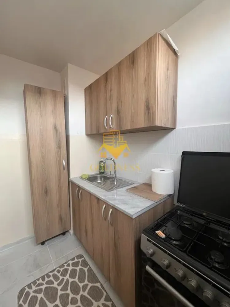 o camera, balcon, Marasti, Dambovitei, PENNY, Expo Transilvania - GOLDNESS Imobiliare vă propune spre închiriere un apartament cu o camera complet mobilat și utilat, la etajul 3 într-un imobil de 4 etaje, în Cartierul Marasti . Se poate parca prin zona. Se află în apropierea stațiilor de transport în comun, magazine, restaurante, spații verzi, farmacii, etc. Apartamentul este compartimentat astfel: - dormitor cu canapea extensibila dressing - bucatarie complet utilată și mobilată loc de servit masa - baie cu cada, calorifer port prosop și dulap pentru depozitare. - balcon de 4 mp. Imobilul este dotat cu toate cele necesare- centrală proprie, frigider, aragaz, hotă, mașină de spălat haine, etc. Dacă sunteți interesați de acest apartament și doriți să îl vizionați, dar și pentru alte oferte nu ezitați să ne contactați telefonic sau prin e-mail. Vă stăm la dispoziție! Pentru intermediere se percepe un comision de 50% din prețul chiriei! }}