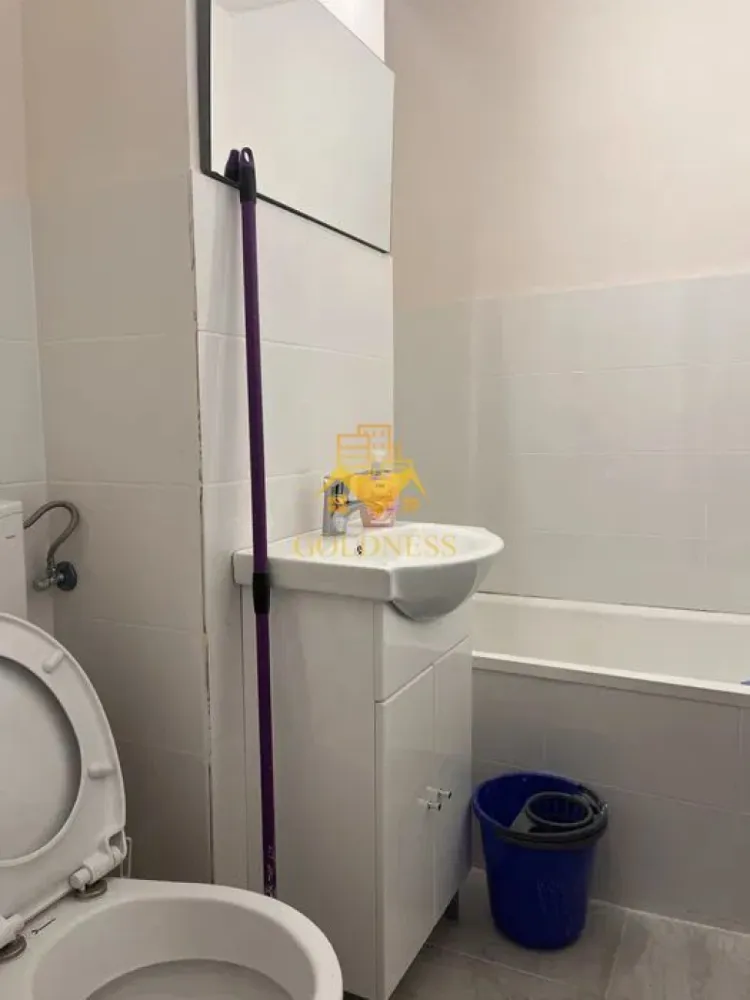 o camera, balcon, Marasti, Dambovitei, PENNY, Expo Transilvania - GOLDNESS Imobiliare vă propune spre închiriere un apartament cu o camera complet mobilat și utilat, la etajul 3 într-un imobil de 4 etaje, în Cartierul Marasti . Se poate parca prin zona. Se află în apropierea stațiilor de transport în comun, magazine, restaurante, spații verzi, farmacii, etc. Apartamentul este compartimentat astfel: - dormitor cu canapea extensibila dressing - bucatarie complet utilată și mobilată loc de servit masa - baie cu cada, calorifer port prosop și dulap pentru depozitare. - balcon de 4 mp. Imobilul este dotat cu toate cele necesare- centrală proprie, frigider, aragaz, hotă, mașină de spălat haine, etc. Dacă sunteți interesați de acest apartament și doriți să îl vizionați, dar și pentru alte oferte nu ezitați să ne contactați telefonic sau prin e-mail. Vă stăm la dispoziție! Pentru intermediere se percepe un comision de 50% din prețul chiriei! }}