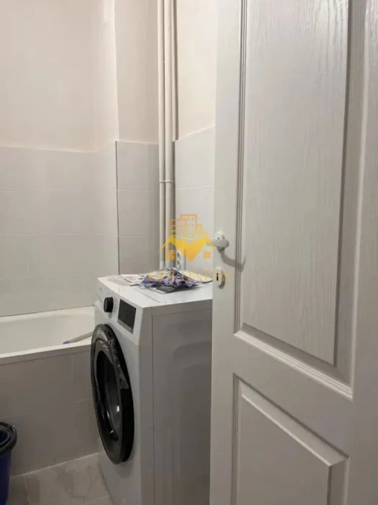 o camera, balcon, Marasti, Dambovitei, PENNY, Expo Transilvania - GOLDNESS Imobiliare vă propune spre închiriere un apartament cu o camera complet mobilat și utilat, la etajul 3 într-un imobil de 4 etaje, în Cartierul Marasti . Se poate parca prin zona. Se află în apropierea stațiilor de transport în comun, magazine, restaurante, spații verzi, farmacii, etc. Apartamentul este compartimentat astfel: - dormitor cu canapea extensibila dressing - bucatarie complet utilată și mobilată loc de servit masa - baie cu cada, calorifer port prosop și dulap pentru depozitare. - balcon de 4 mp. Imobilul este dotat cu toate cele necesare- centrală proprie, frigider, aragaz, hotă, mașină de spălat haine, etc. Dacă sunteți interesați de acest apartament și doriți să îl vizionați, dar și pentru alte oferte nu ezitați să ne contactați telefonic sau prin e-mail. Vă stăm la dispoziție! Pentru intermediere se percepe un comision de 50% din prețul chiriei! }}