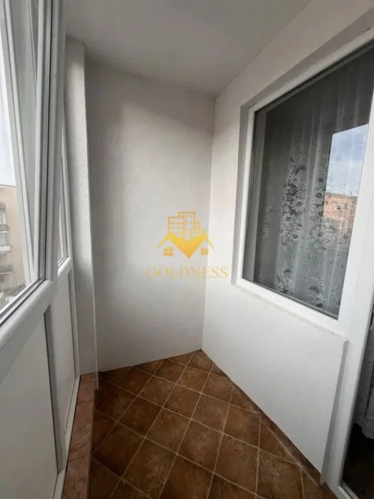 o camera, balcon, Marasti, Dambovitei, PENNY, Expo Transilvania - GOLDNESS Imobiliare vă propune spre închiriere un apartament cu o camera complet mobilat și utilat, la etajul 3 într-un imobil de 4 etaje, în Cartierul Marasti . Se poate parca prin zona. Se află în apropierea stațiilor de transport în comun, magazine, restaurante, spații verzi, farmacii, etc. Apartamentul este compartimentat astfel: - dormitor cu canapea extensibila dressing - bucatarie complet utilată și mobilată loc de servit masa - baie cu cada, calorifer port prosop și dulap pentru depozitare. - balcon de 4 mp. Imobilul este dotat cu toate cele necesare- centrală proprie, frigider, aragaz, hotă, mașină de spălat haine, etc. Dacă sunteți interesați de acest apartament și doriți să îl vizionați, dar și pentru alte oferte nu ezitați să ne contactați telefonic sau prin e-mail. Vă stăm la dispoziție! Pentru intermediere se percepe un comision de 50% din prețul chiriei! }}